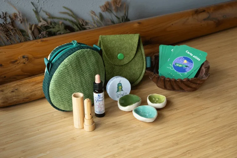 La trousse sensorielle iziwiz ouverte, avec ses différentes ressources à toucher, sentir et goûter