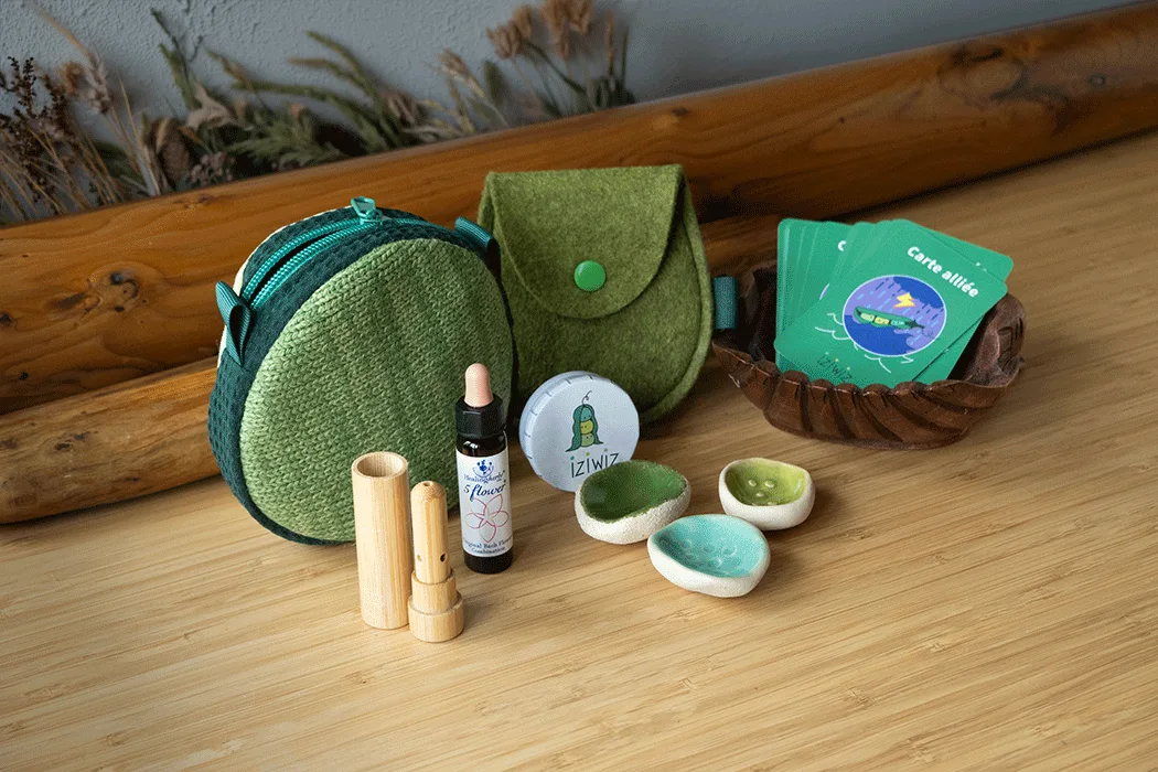 La trousse sensorielle iziwiz ouverte, avec ses différentes ressources à toucher, sentir et goûter