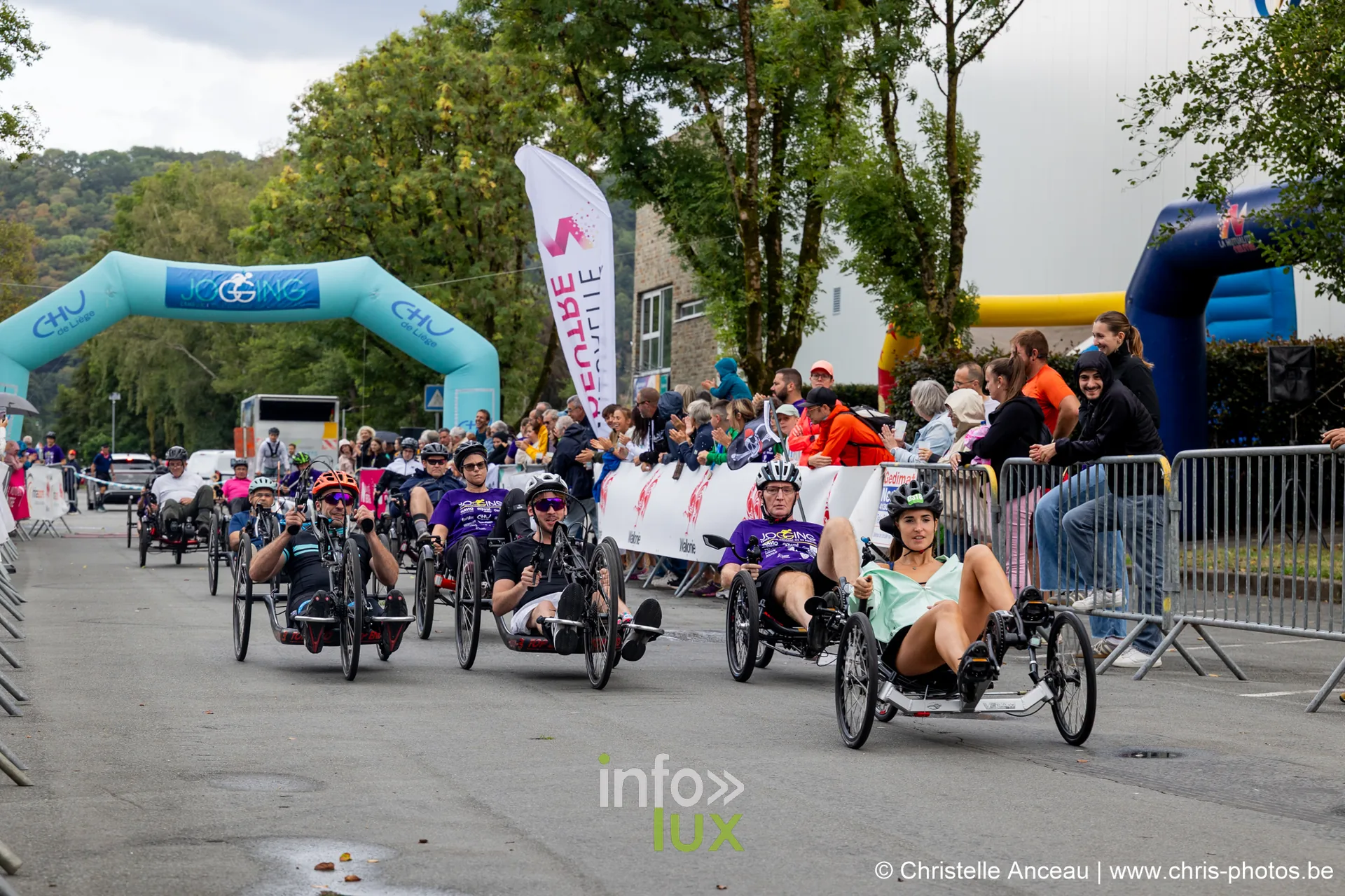 Jogging d'Esneux 2026 — Handbikes et trikes sous l’arche de départ