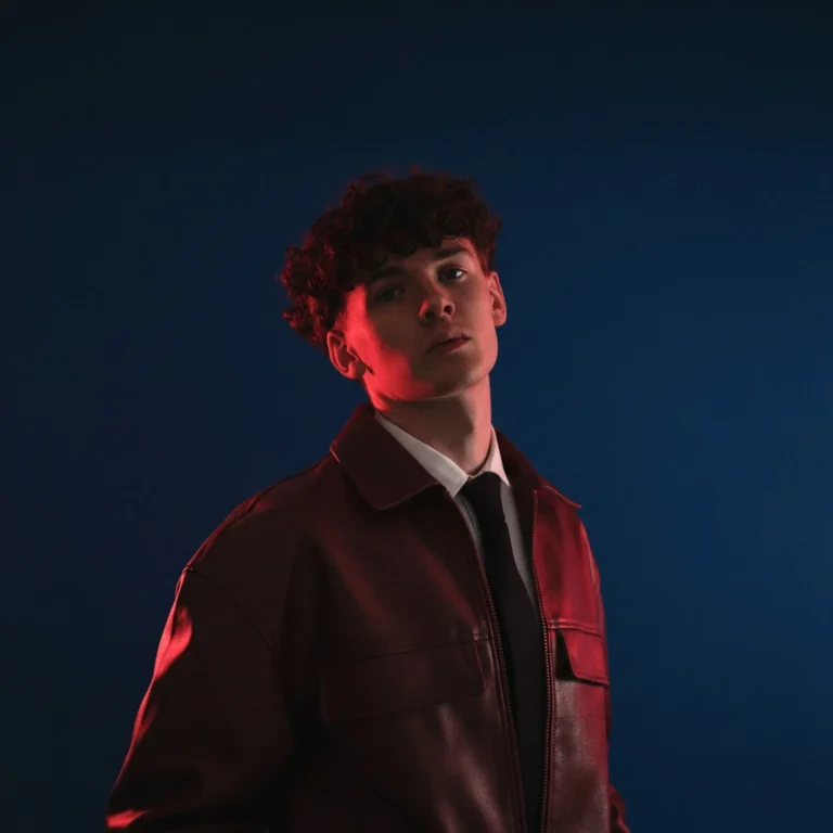 Kayson, le phénomène pop R&B autodidacte de Chartres, sort « PHÉNOMÈNE »