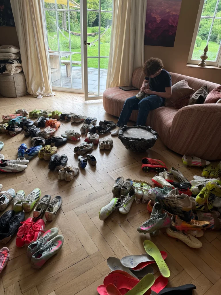 Dizaines de paires de chaussures de football collectees par Kicks for Africa Kids