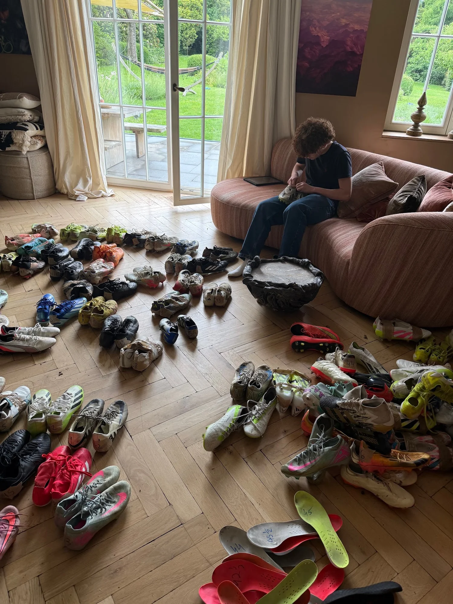 Les crampons collectes par Kicks for Africa Kids Dizaines de paires de chaussures de football collectees par Kicks for Africa Kids
