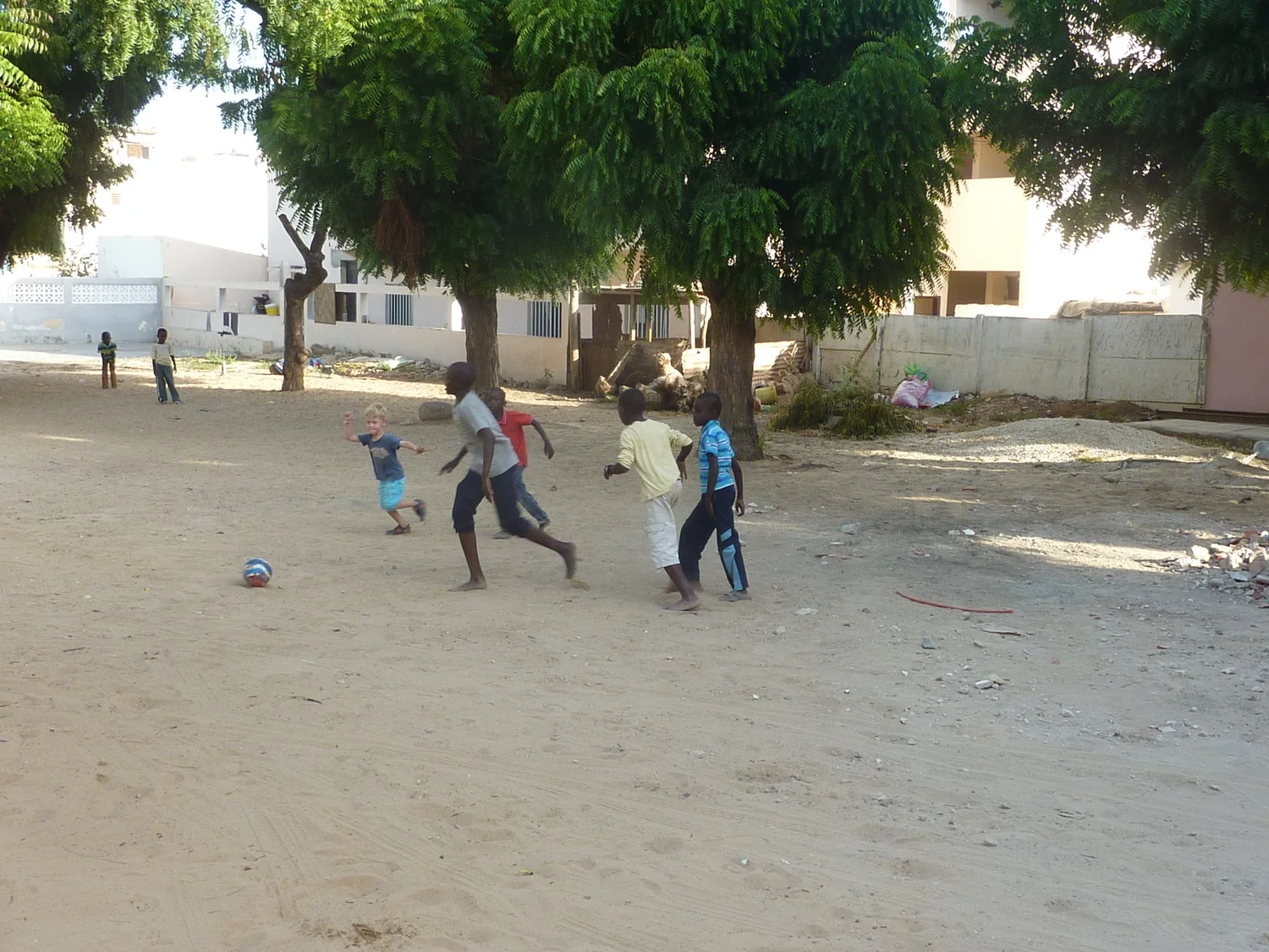 Le football pieds nus, en Afrique Enfants jouant au football pieds nus sur un terrain de sable en Afrique