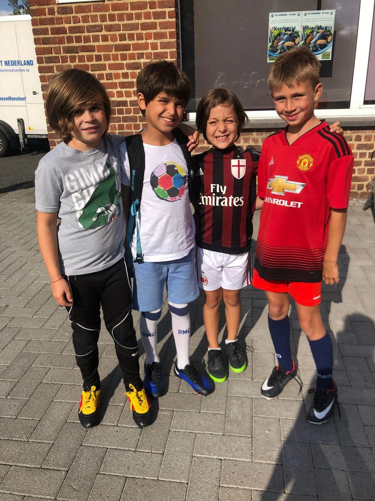 Les debuts sur les terrains belges Jeunes joueurs de football en maillots de club