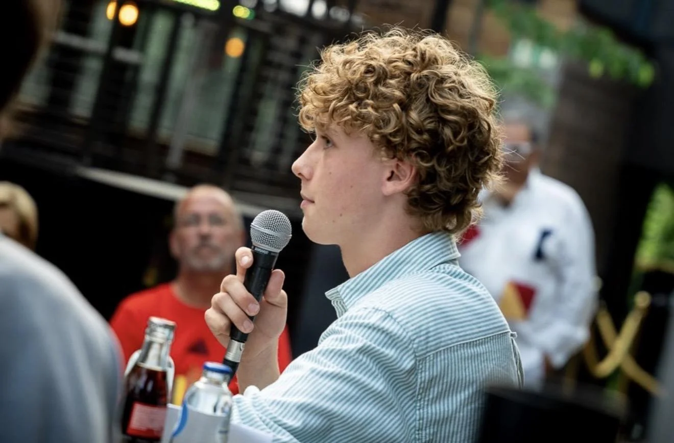 Louis Gonze presente le projet Louis Gonze presentant le projet Kicks for Africa Kids au micro