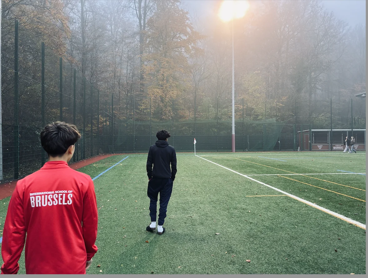 Louis Gonze et Julian Silvera sur le terrain Louis Gonze et Julian Silvera sur un terrain de football dans la brume