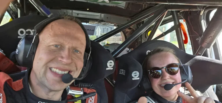 Laurent Vanton et sa copilote Emy Ninin-Firre, casqués et souriants dans l'habitacle de la Clio de rallye