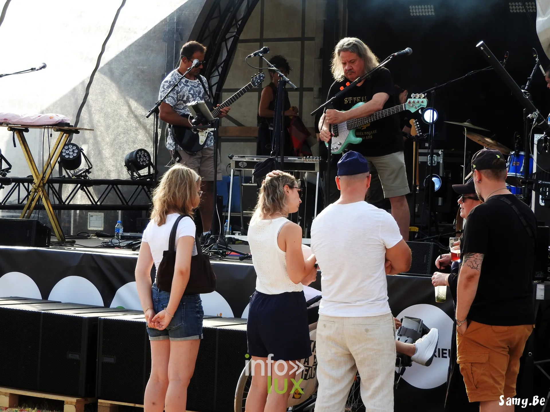 Le Pré Verre Festival 2026 à Quévy-le-Grand — l’après-midi du dimanche au pré verre : bar, food trucks et retour des marcheurs