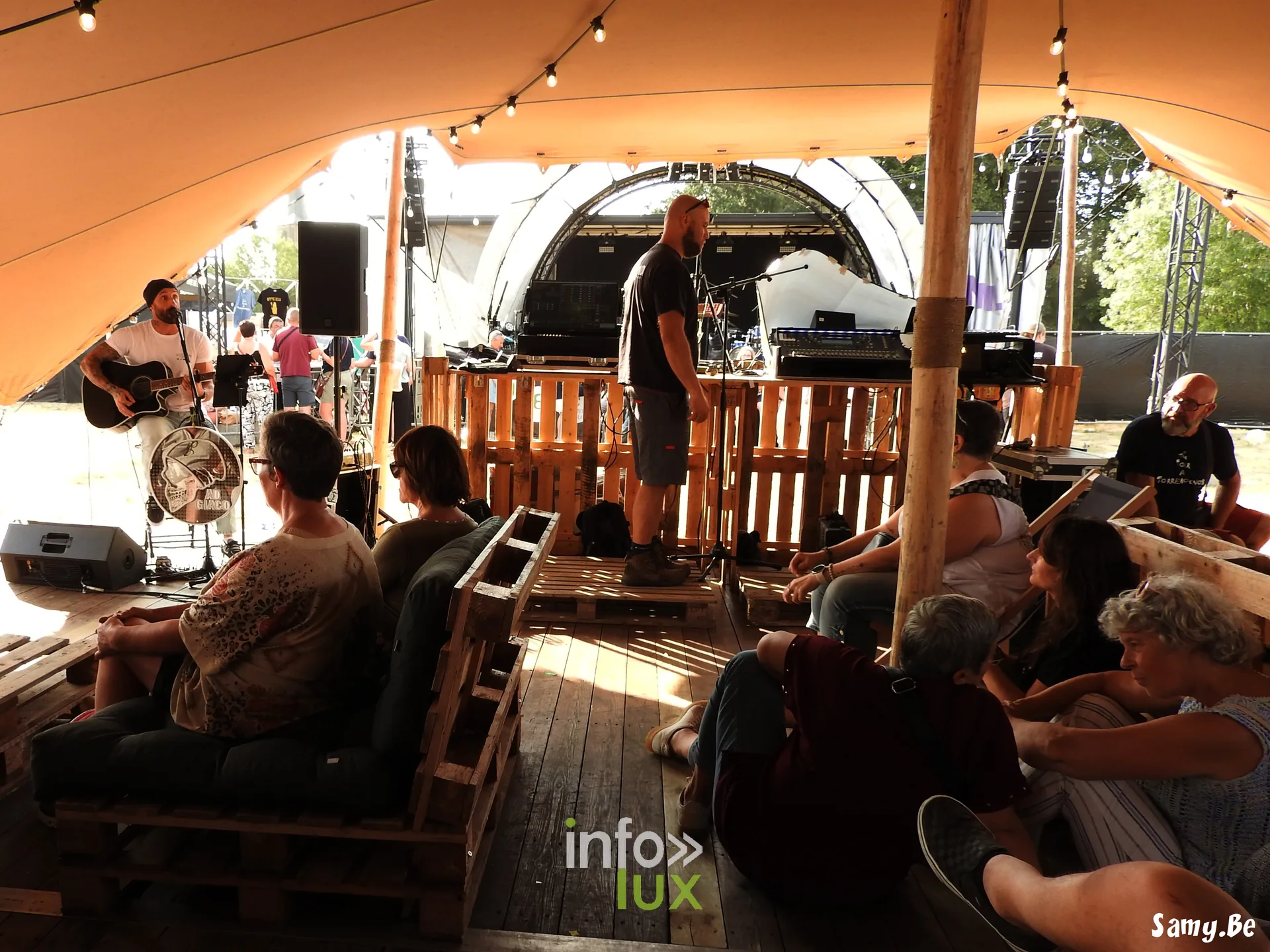 Le Pré Verre Festival 2026 à Quévy-le-Grand — l’après-midi du dimanche au pré verre : bar, food trucks et retour des marcheurs