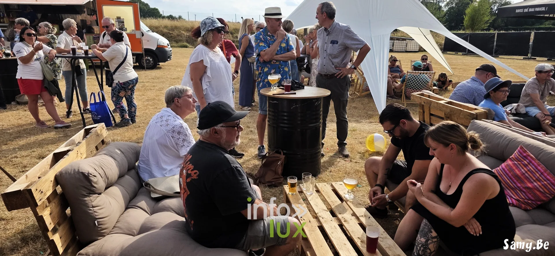 Le public s’installe où il veut : le festival se vit autant assis que debout.