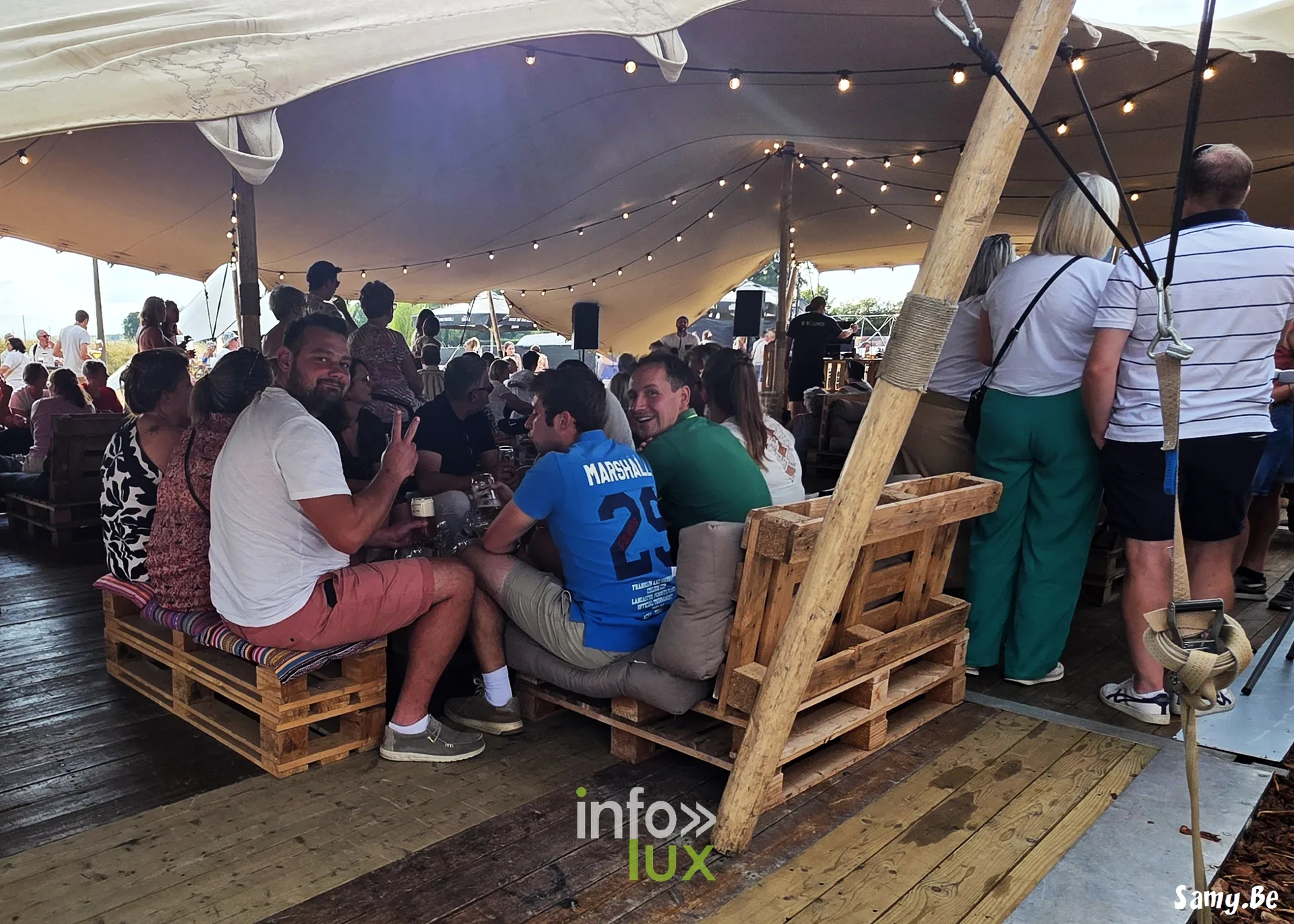 Le Pré Verre Festival 2026 à Quévy-le-Grand — l’après-midi du dimanche au pré verre : bar, food trucks et retour des marcheurs