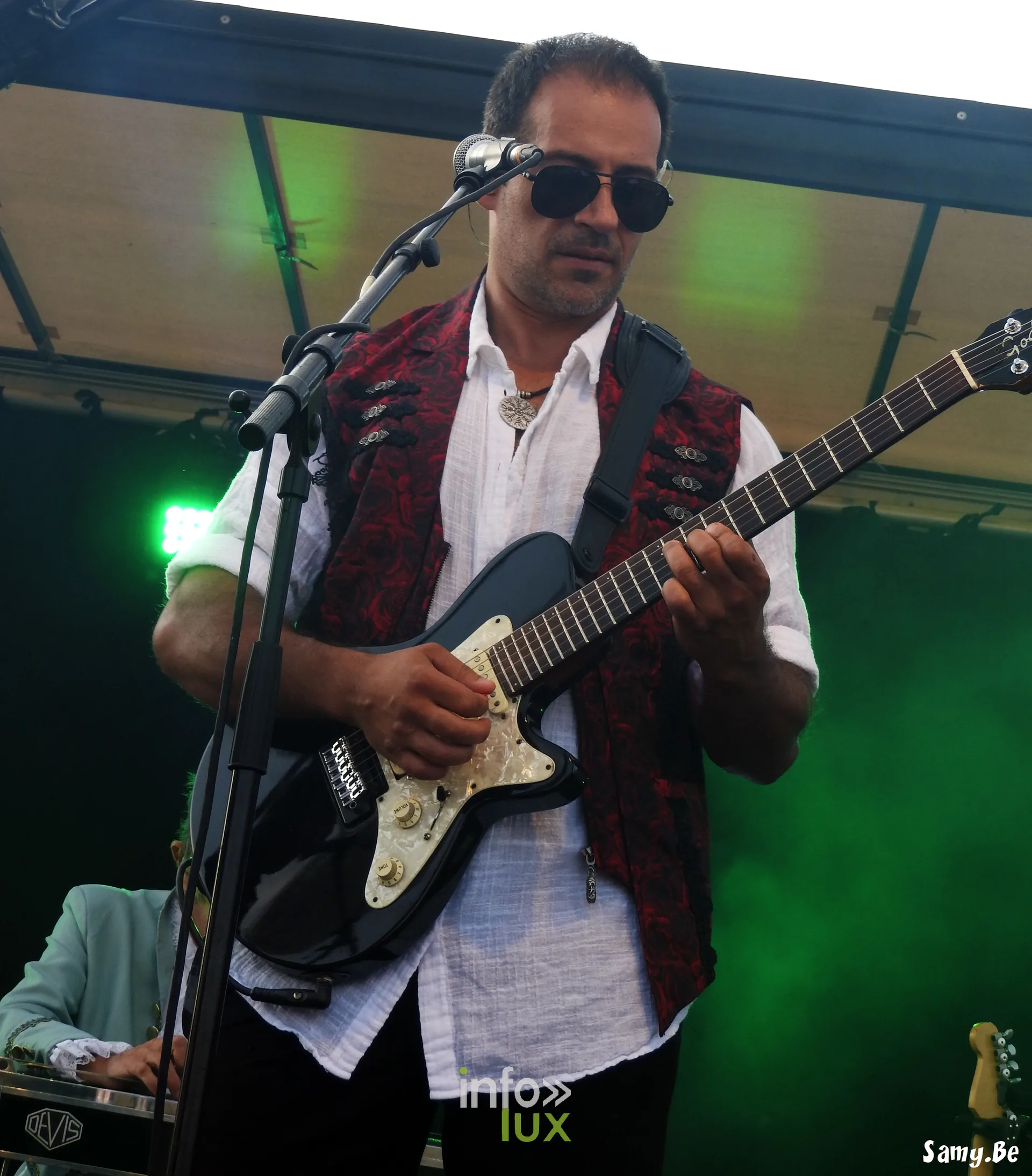 Le groupe qui entoure Jean-Luc Fonck sur scène.