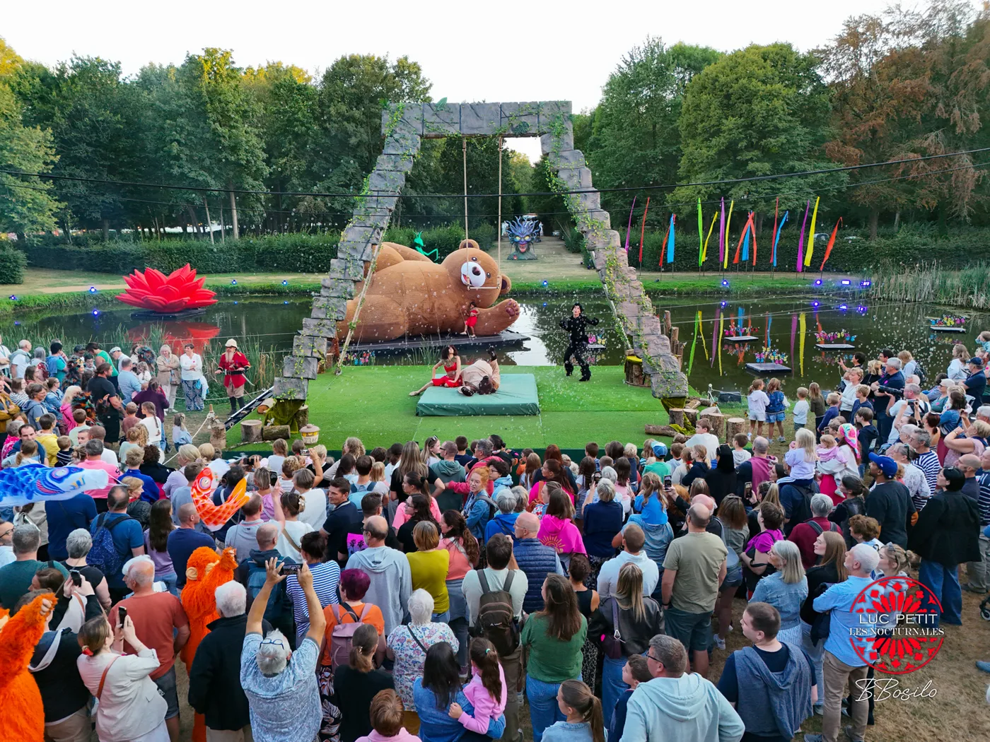 Baloo geant en scene devant le public du Livre de la Jungle a Beloeil