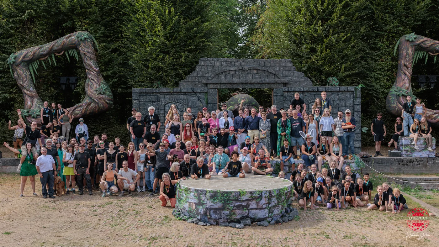 Photo de groupe des artistes, techniciens et benevoles du Livre de la Jungle a Beloeil