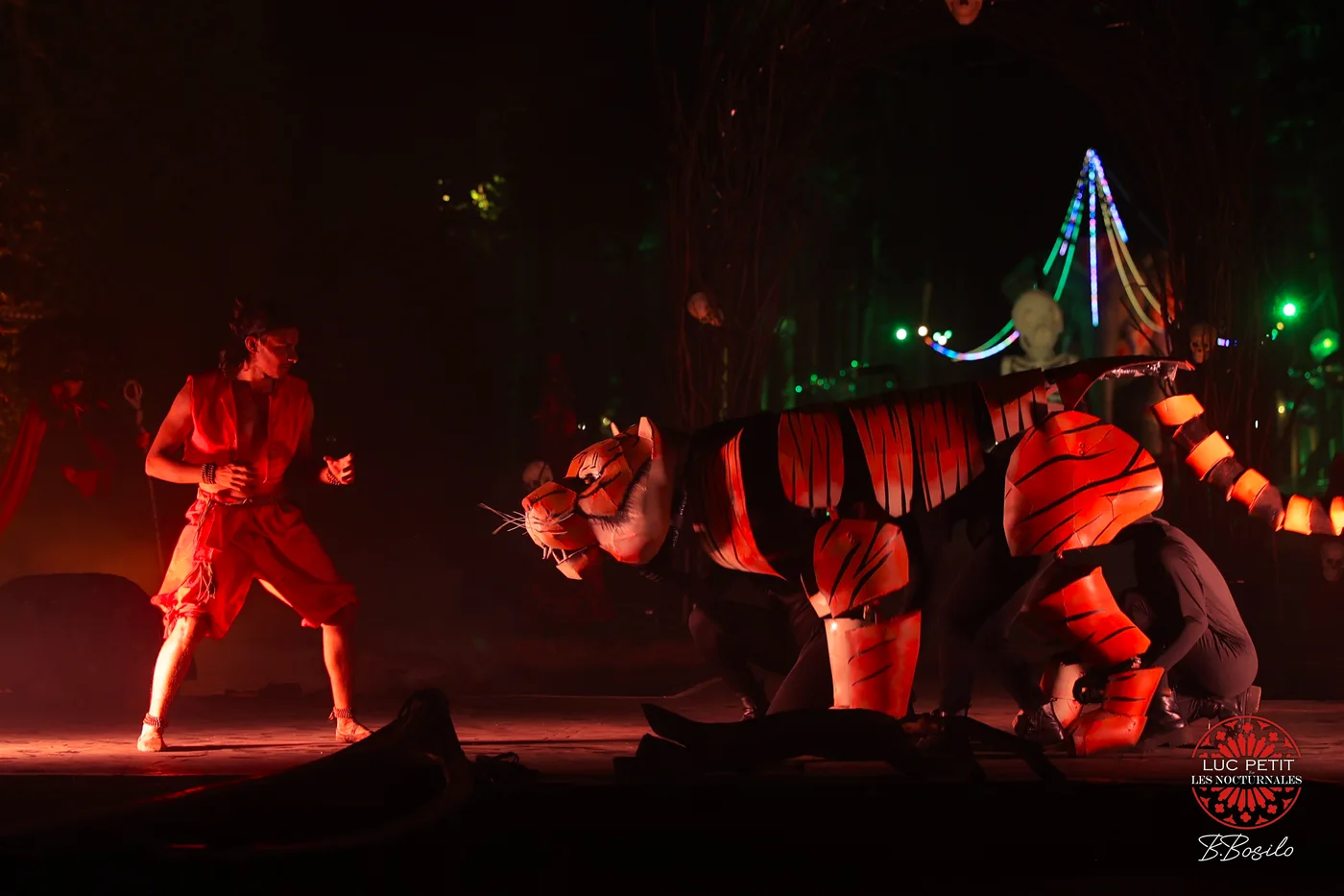 Marionnette geante du tigre Shere Khan et acrobate en rouge, Livre de la Jungle a Beloeil