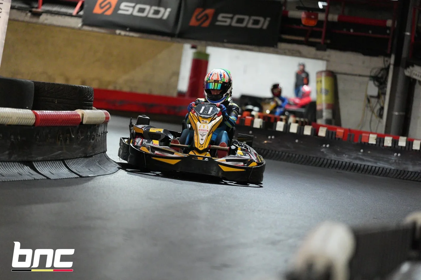 Loan Vanton en piste au volant du kart numéro 11 lors d'une manche du championnat