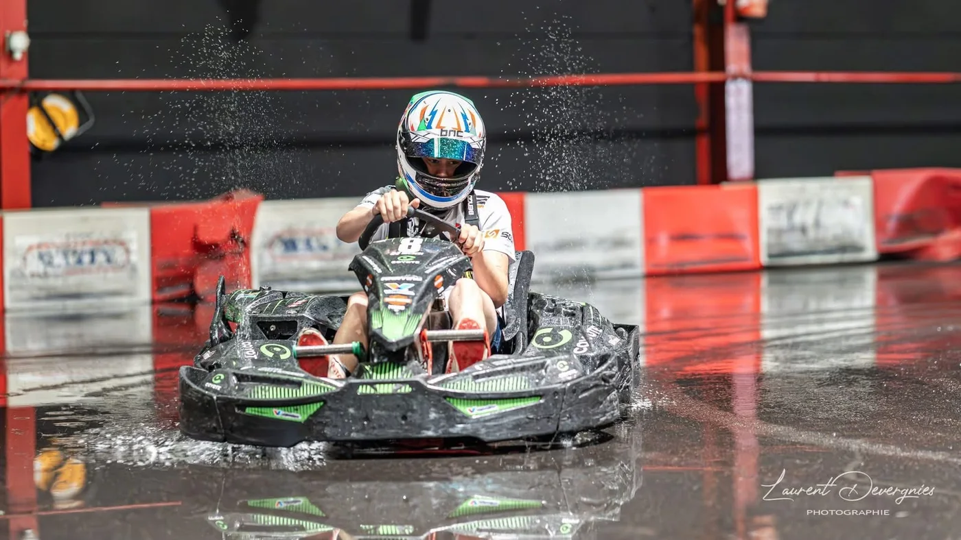 Loan Vanton pilote sous la pluie, gerbes d'eau autour du kart, lors d'une manche du NGKC