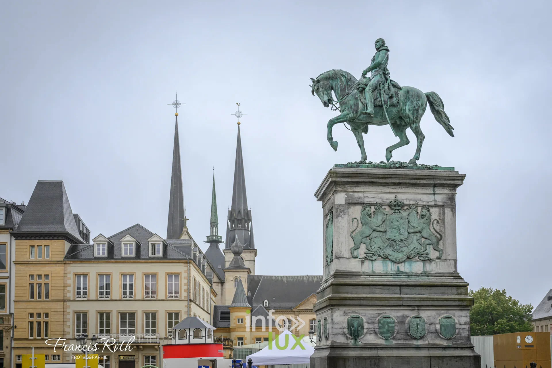 Luxembourg-Ville — La statue équestre de Guillaume II, place Guillaume II — le « Knuedler » des Luxembourgeois.