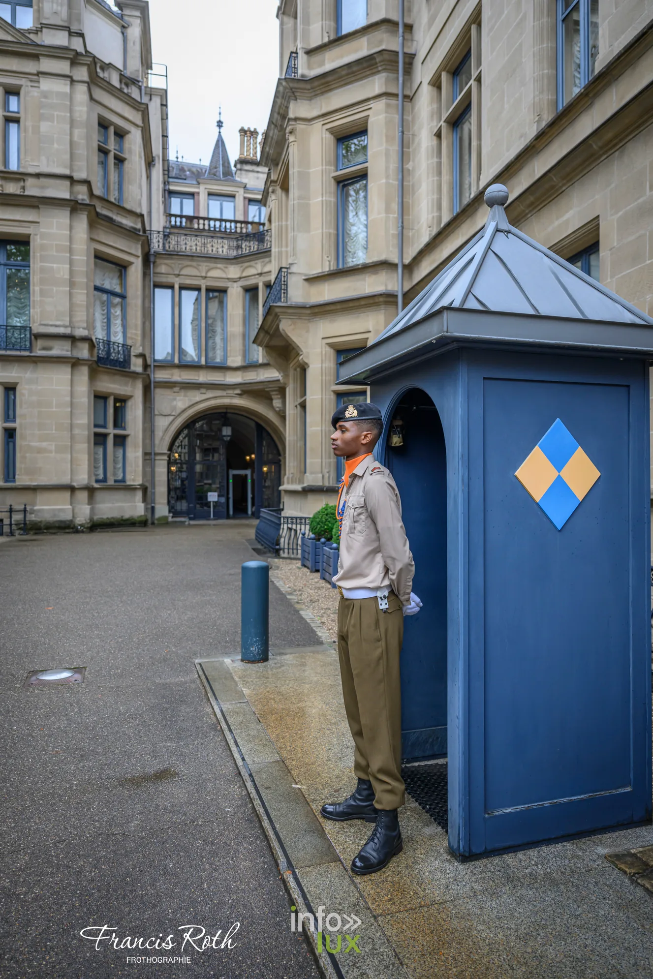 Luxembourg-Ville — La guérite du garde, devant l’entrée du palais : un des rituels photographiques de la visite.