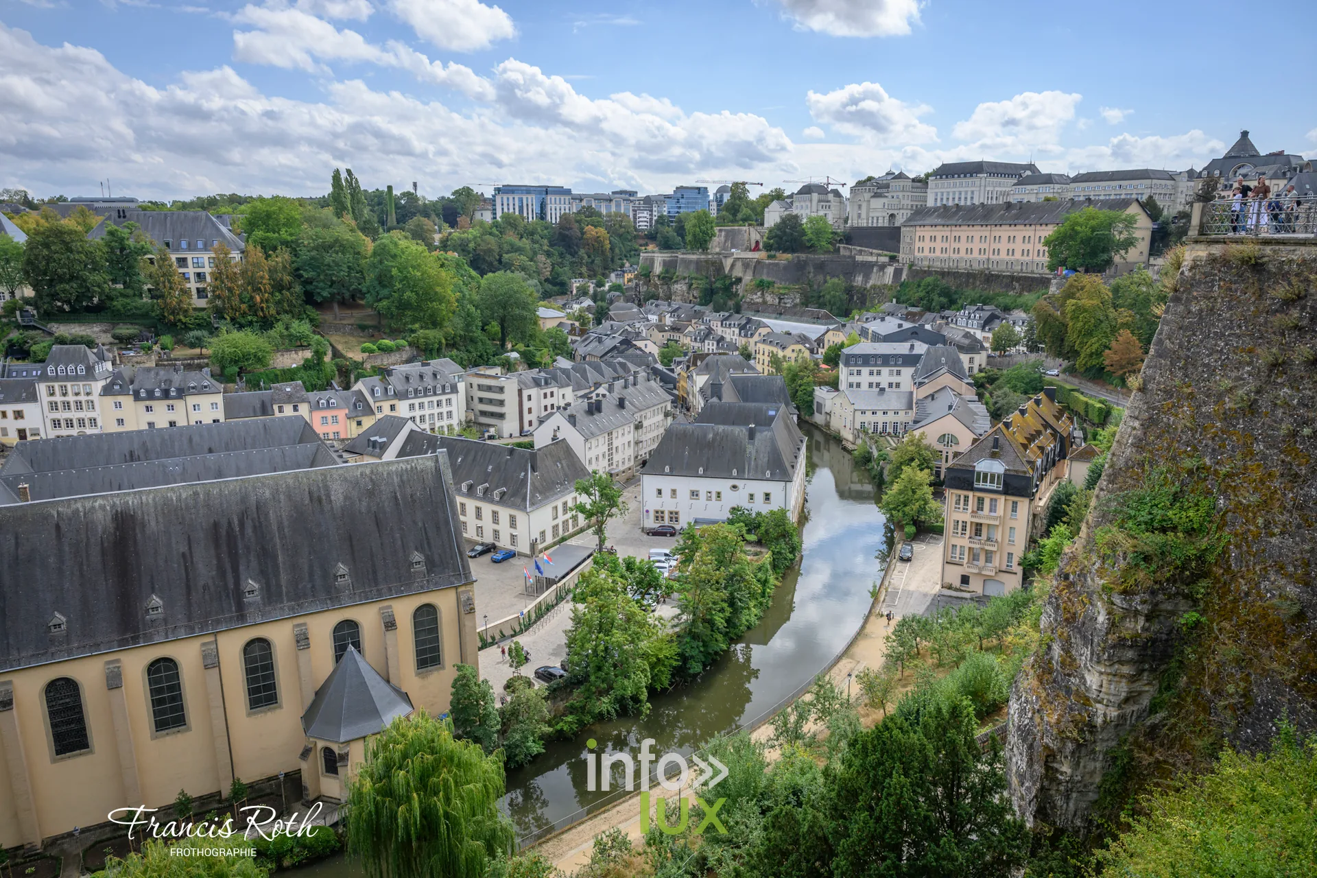 Luxembourg-Ville — Le rocher du Bock et les fortifications, vus depuis la Corniche.