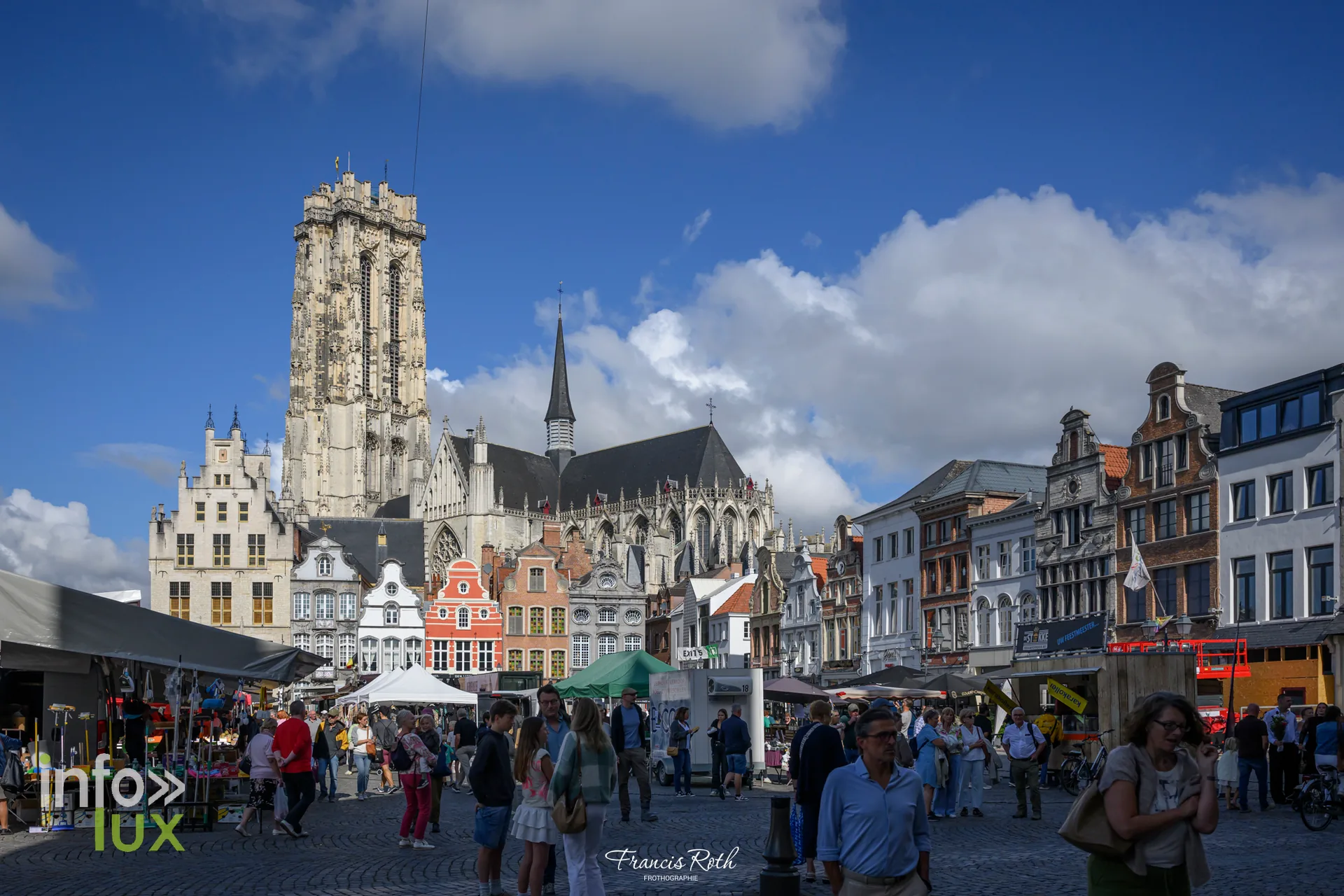 La Grand-Place de Malines un jour de marché, dominée par la tour Saint-Rombaut — Malines et le Jardin d'hiver des Ursulines, en Belgique