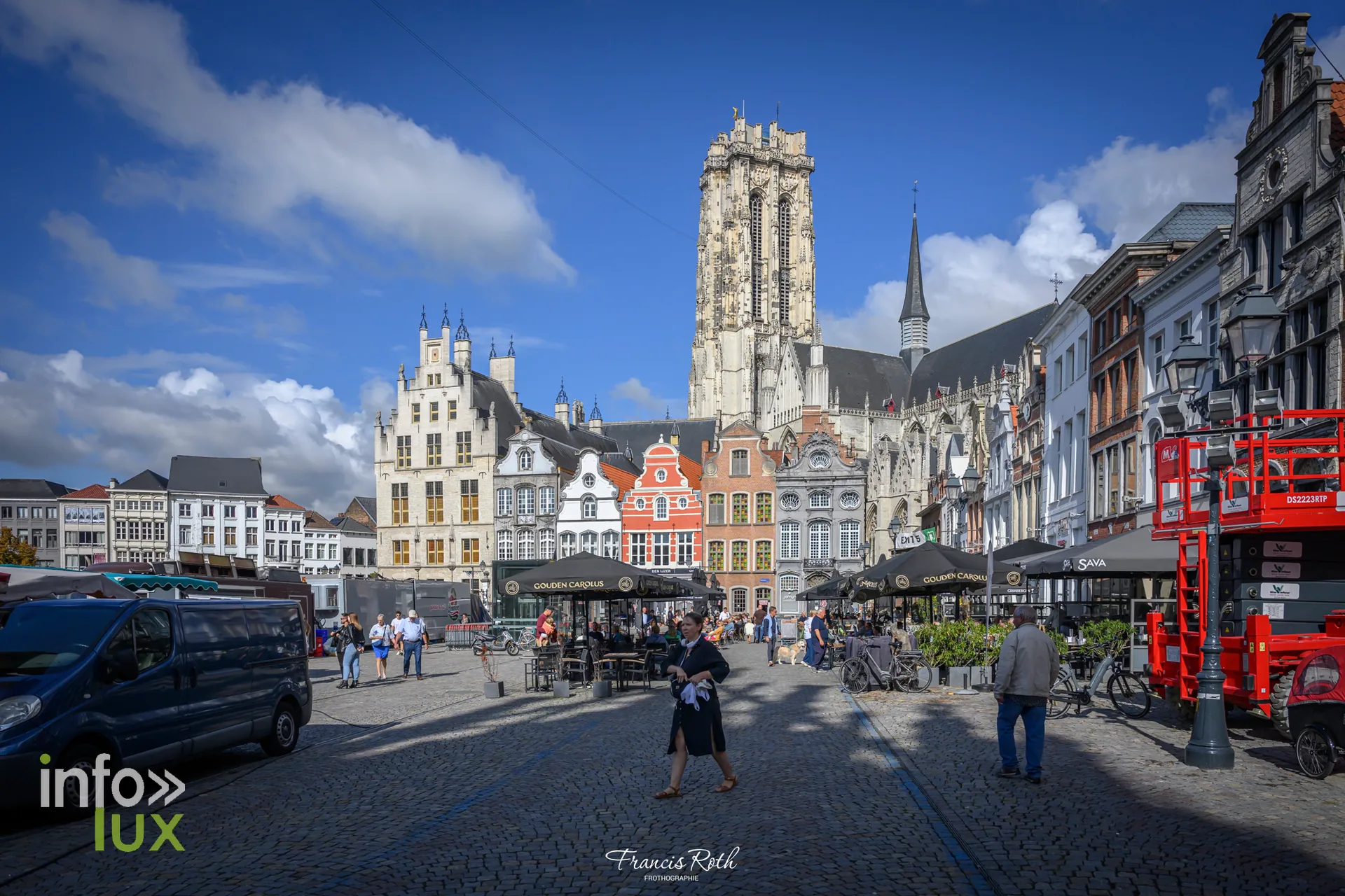 La tour inachevée de Saint-Rombaut veille sur la Grand-Place — Malines et le Jardin d'hiver des Ursulines, en Belgique