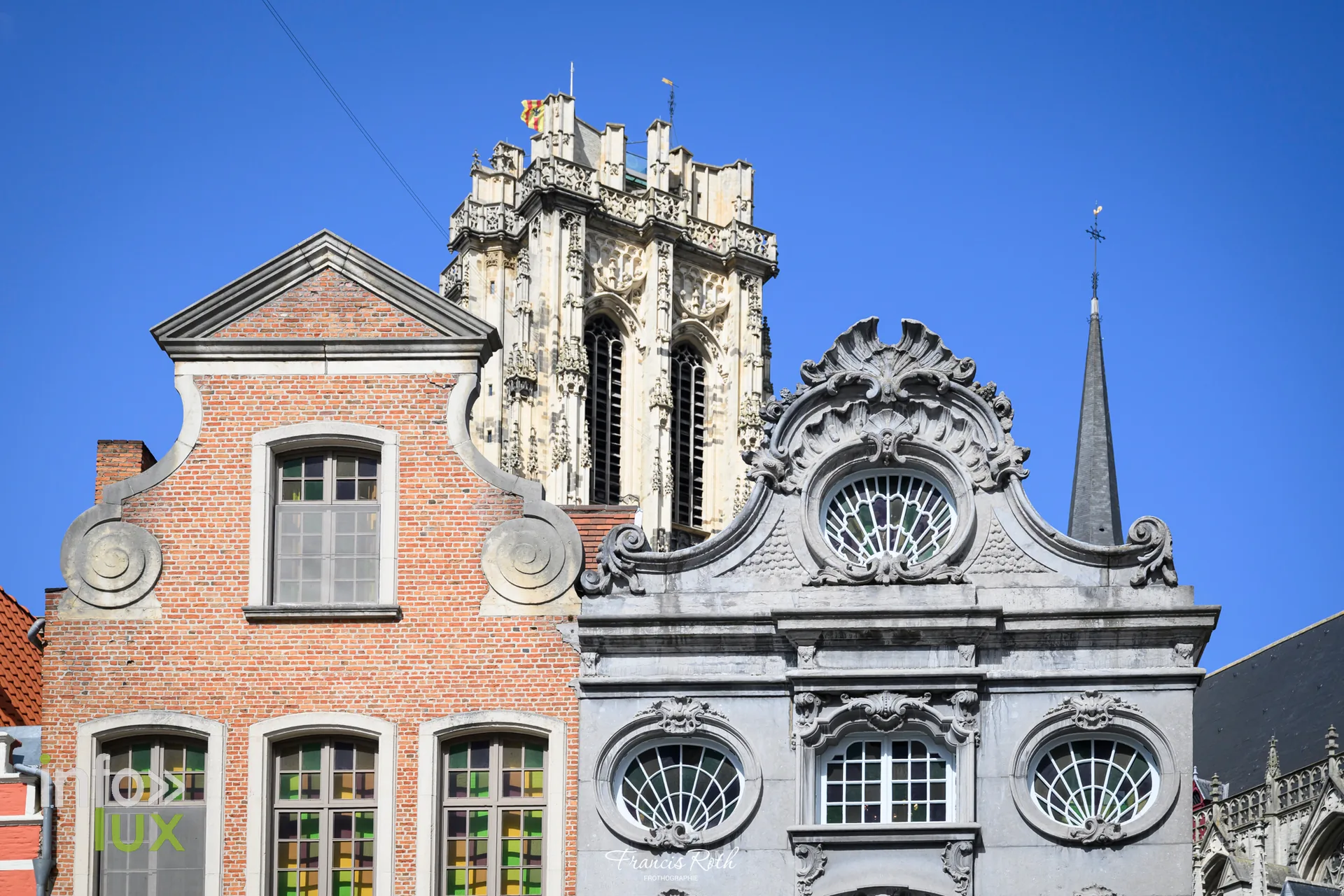 Les pignons baroques de la Grand-Place et la silhouette de la tour — Malines et le Jardin d'hiver des Ursulines, en Belgique