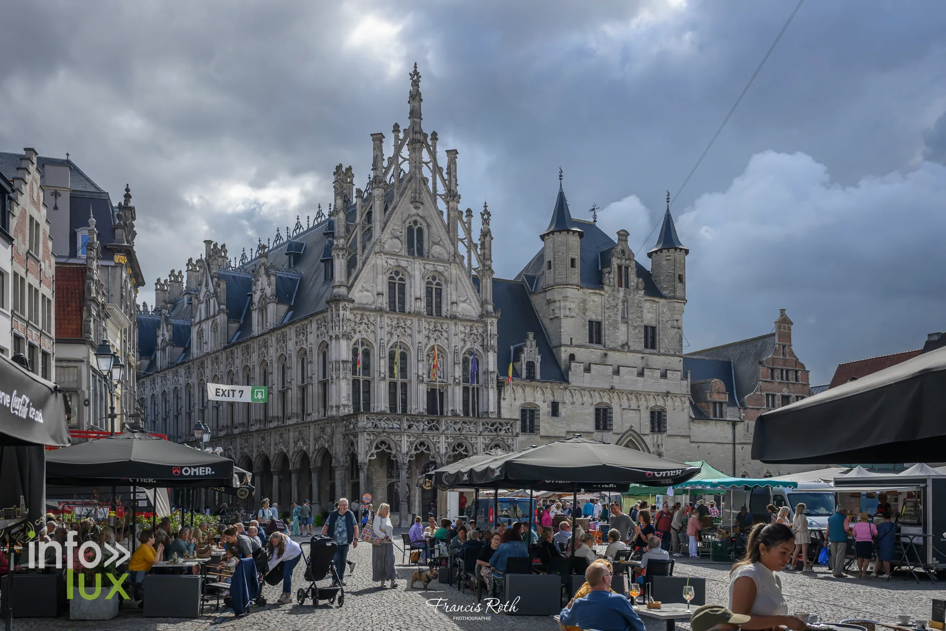 L'hôtel de ville de Malines et les terrasses de la Grand-Place — Malines et le Jardin d'hiver des Ursulines, en Belgique
