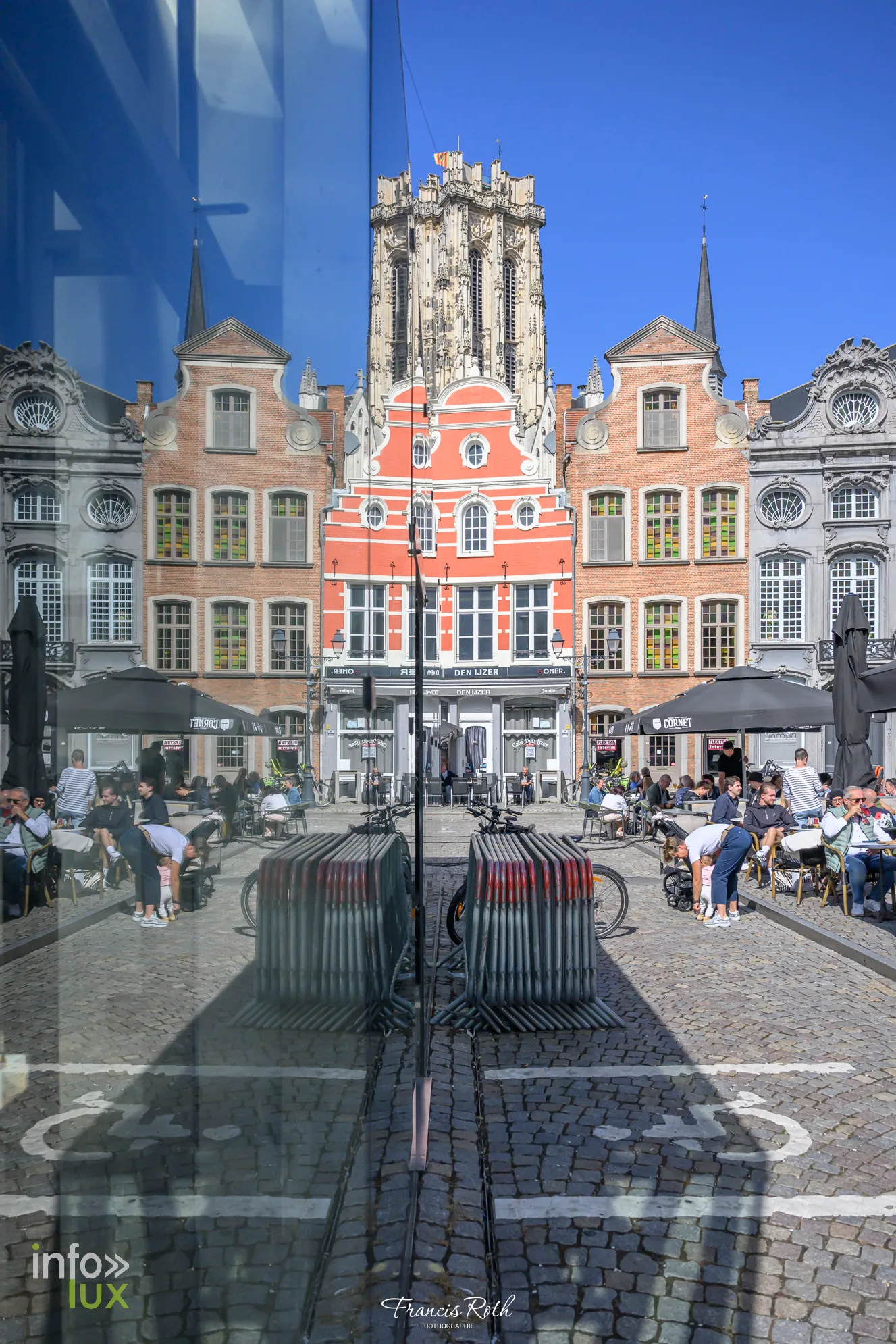 Façades colorées de la Grand-Place, entre pignons à redents et briques — Malines et le Jardin d'hiver des Ursulines, en Belgique