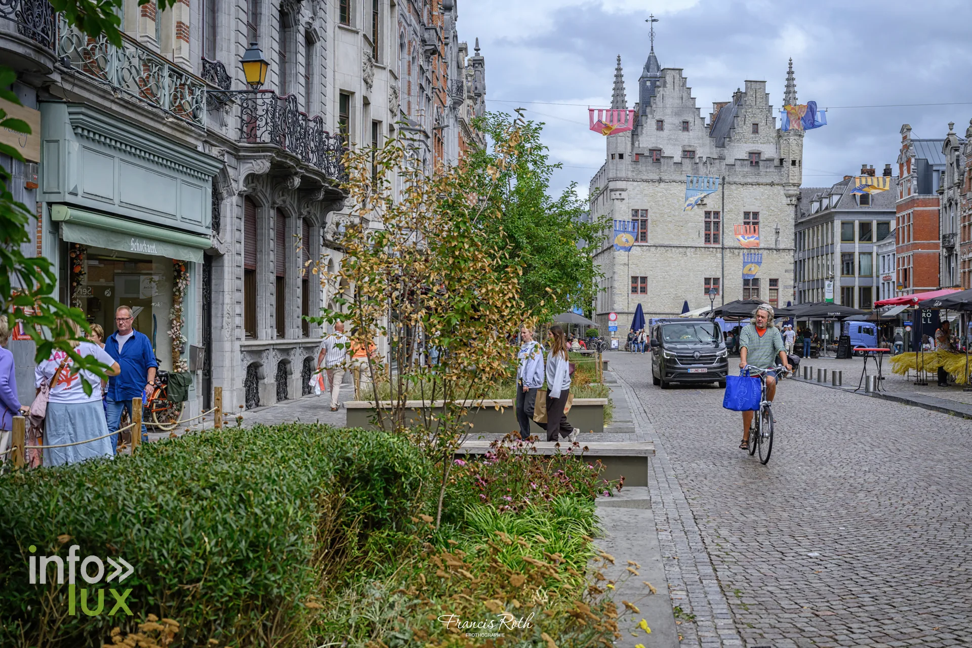 La façade néogothique de l'hôtel de ville, sur la Grand-Place (10)