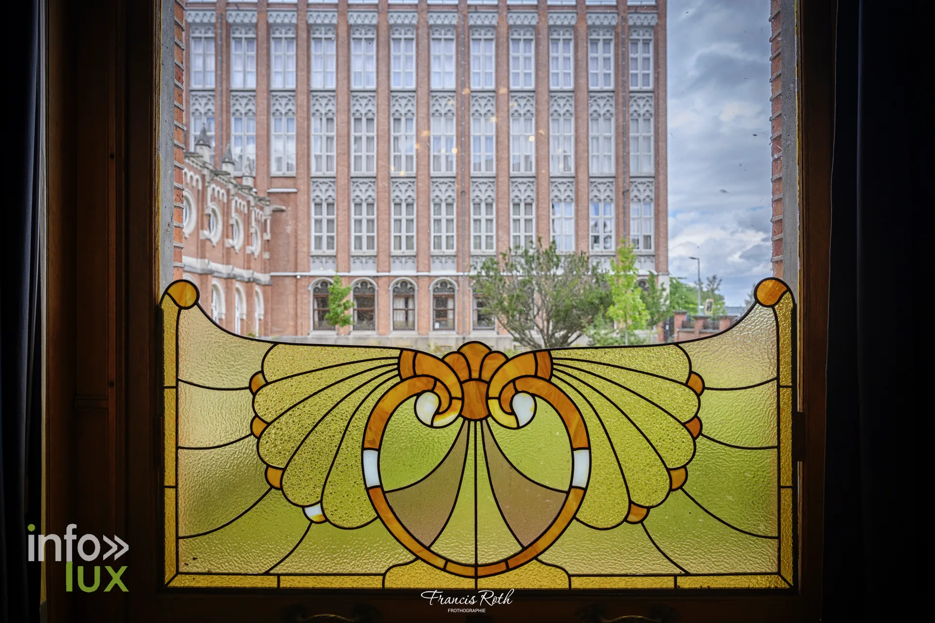 Un vitrail Art nouveau de l'institut des Ursulines — Malines et le Jardin d'hiver des Ursulines, en Belgique
