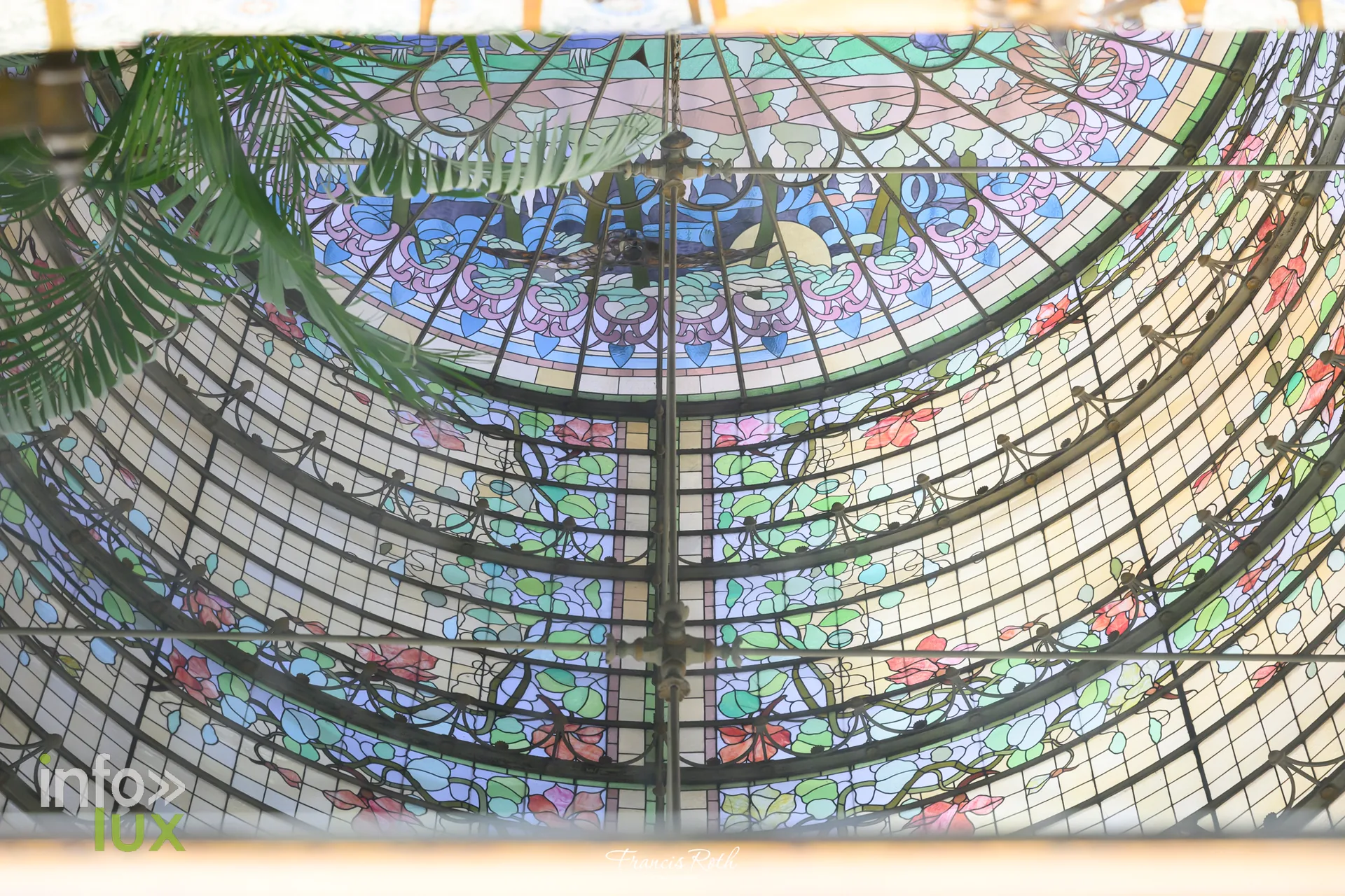 La coupole de verre du Jardin d'hiver : fleurs grimpantes et ciel doré — Malines et le Jardin d'hiver des Ursulines, en Belgique