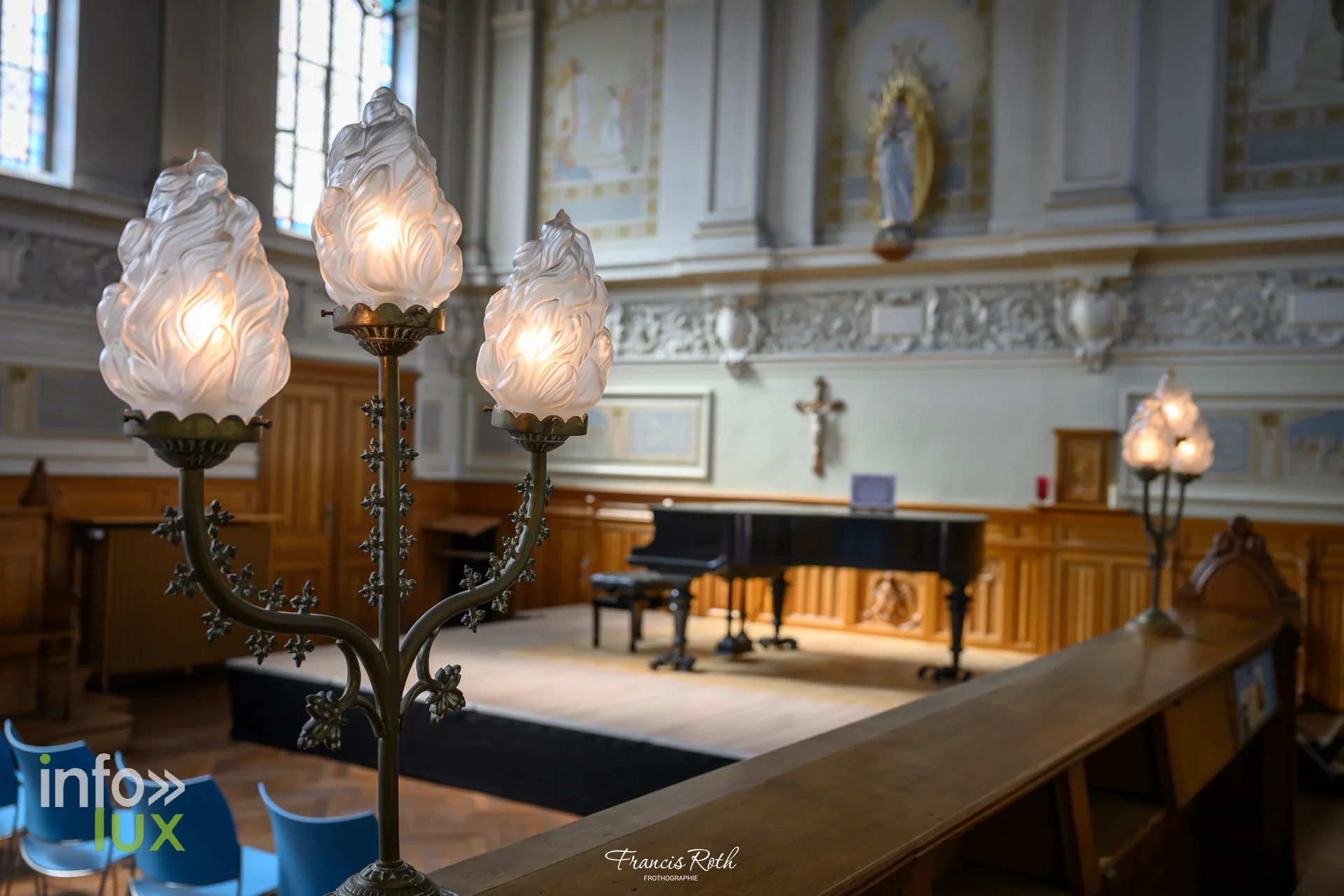 Un salon de l'institut, éclairé par ses lampes d'origine (15)