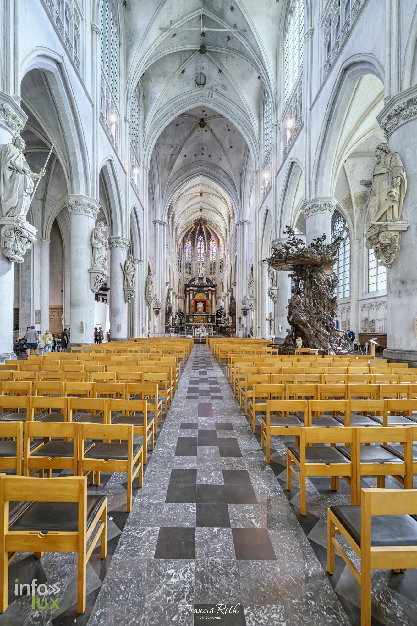 La perspective de la nef vers le chœur — Malines et le Jardin d'hiver des Ursulines, en Belgique