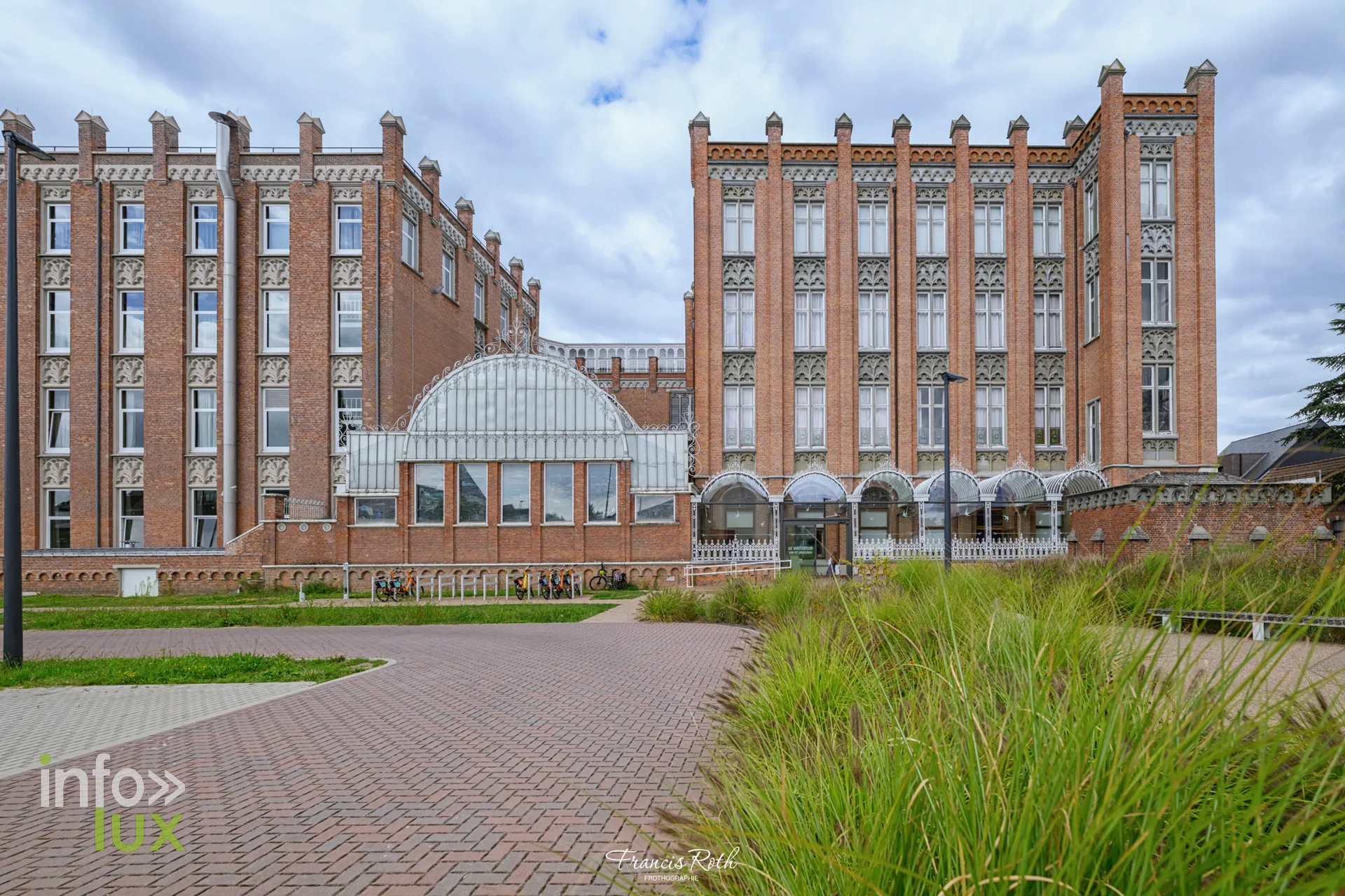 Le Jardin d'hiver et sa verrière, accolés au bâtiment néogothique de l'institut — Malines et le Jardin d'hiver des Ursulines, en Belgique