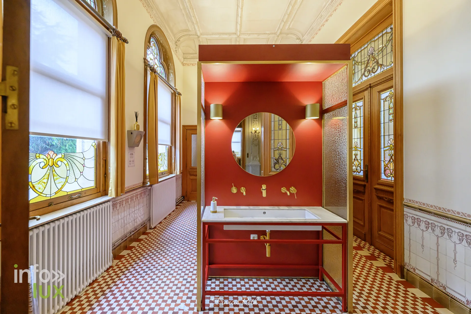 Un cabinet de toilette Art nouveau, laque rouge et vitraux — Malines et le Jardin d'hiver des Ursulines, en Belgique