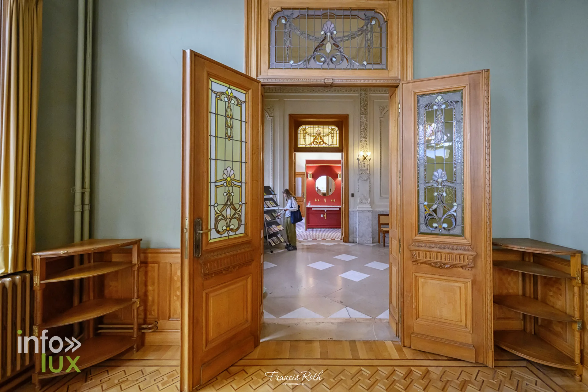 Enfilade de portes vitrées dans l'institut (23)