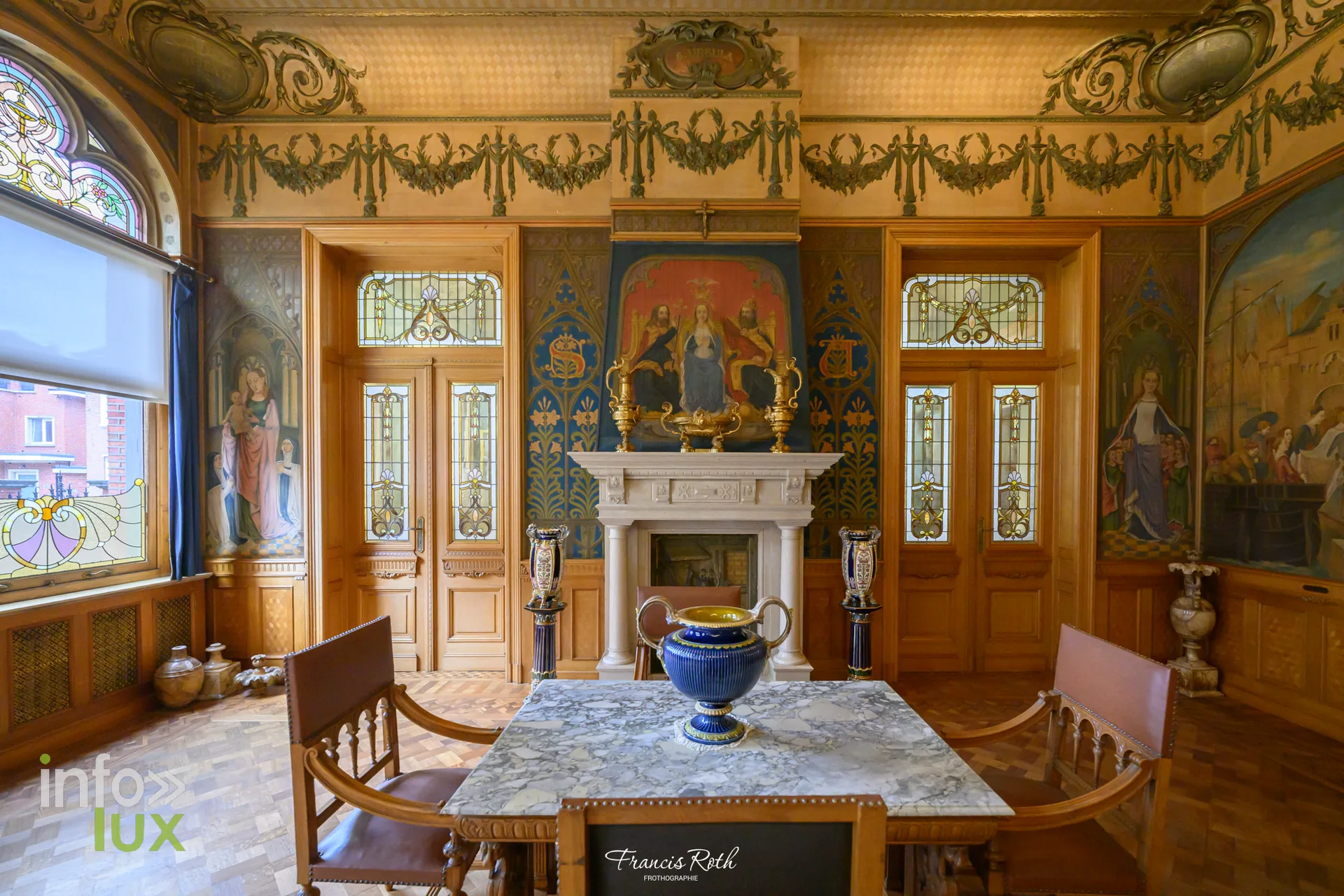 Un salon à cheminée, décor peint et boiseries — Malines et le Jardin d'hiver des Ursulines, en Belgique
