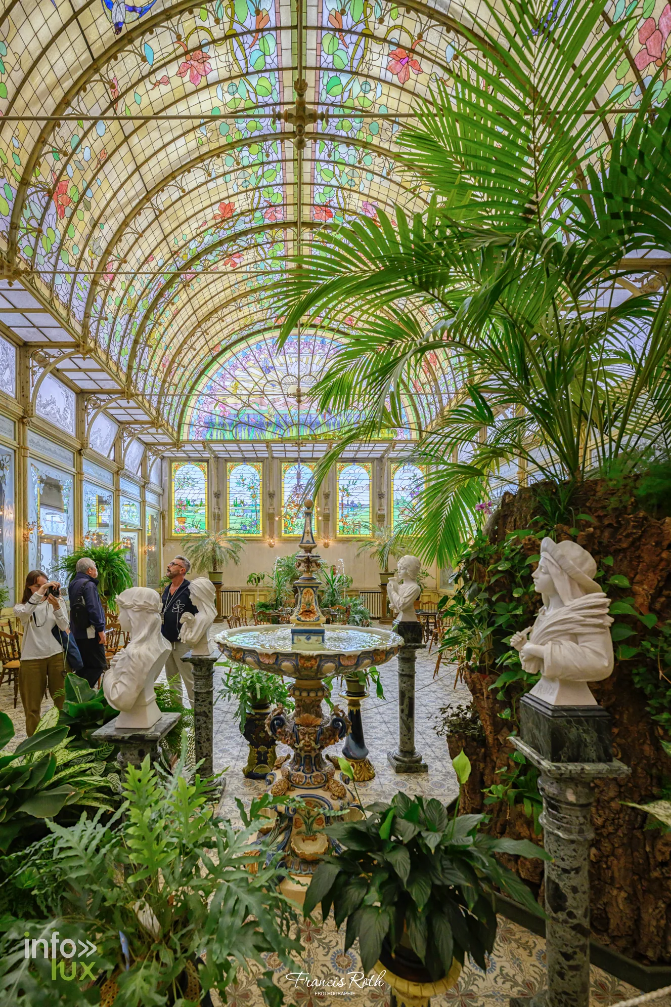 Sous la verrière : palmiers, statues et fontaine — Malines et le Jardin d'hiver des Ursulines, en Belgique