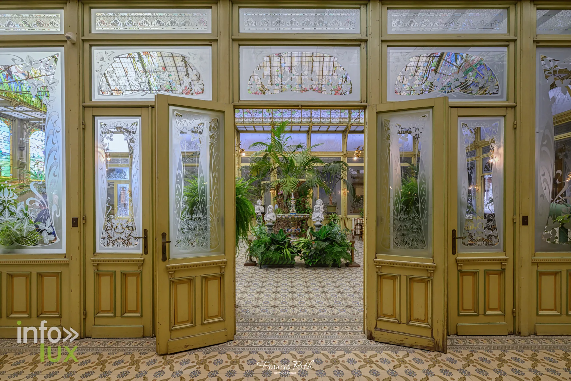 Les portes vitrées qui ouvrent sur le Jardin d'hiver — Malines et le Jardin d'hiver des Ursulines, en Belgique