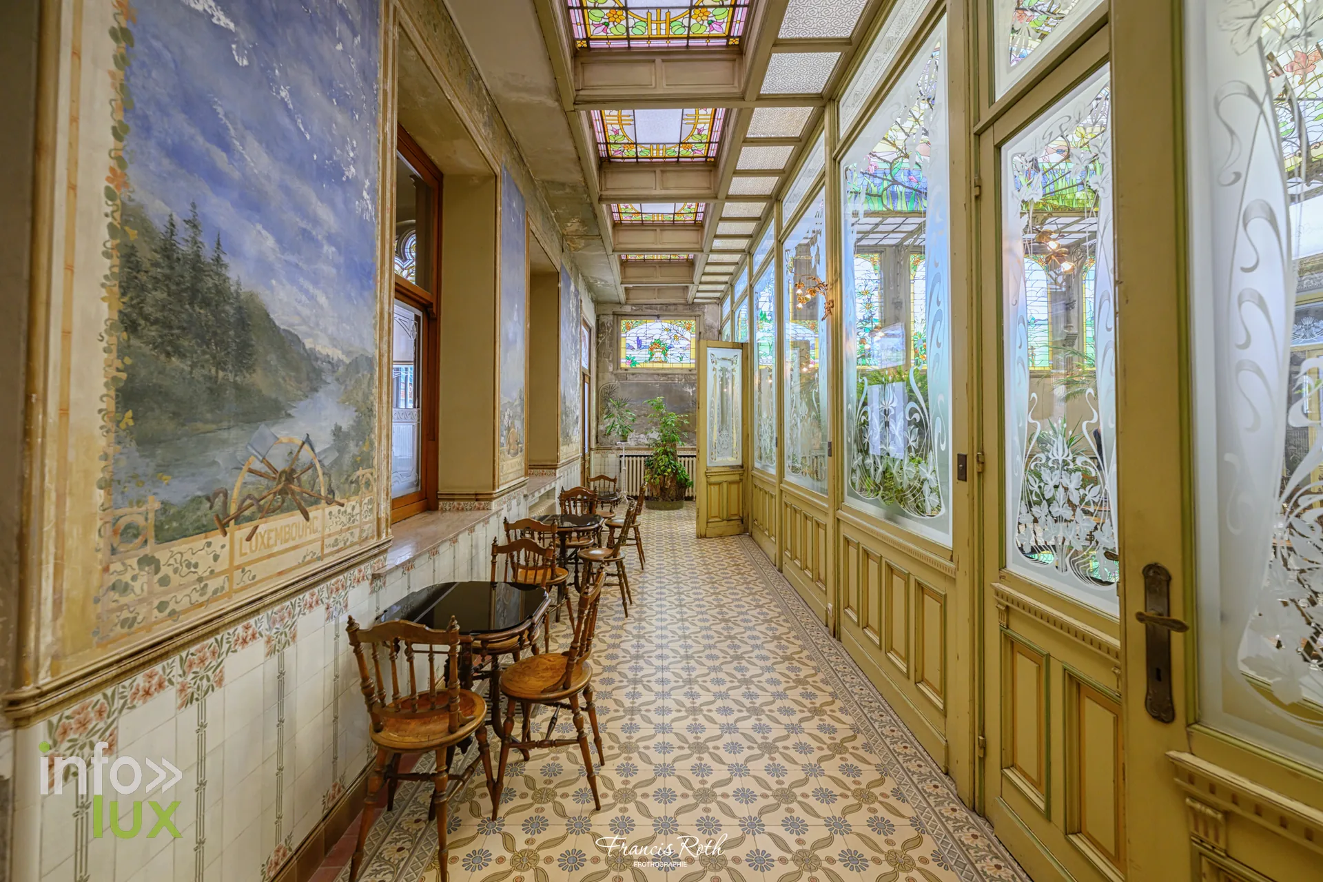 La galerie et ses grands paysages peints — Malines et le Jardin d'hiver des Ursulines, en Belgique