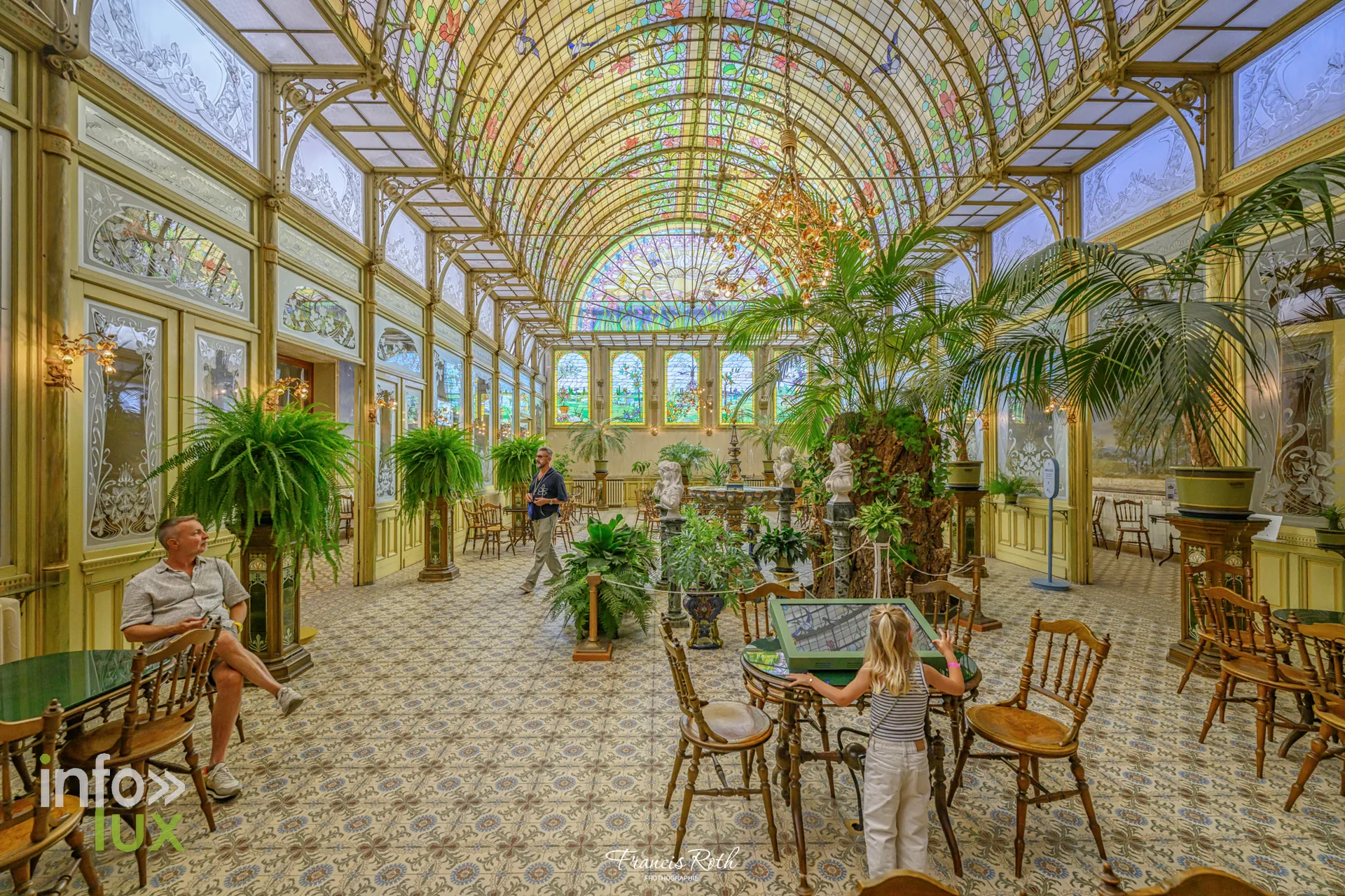 La grande verrière du Jardin d'hiver dans toute sa longueur — Malines et le Jardin d'hiver des Ursulines, en Belgique