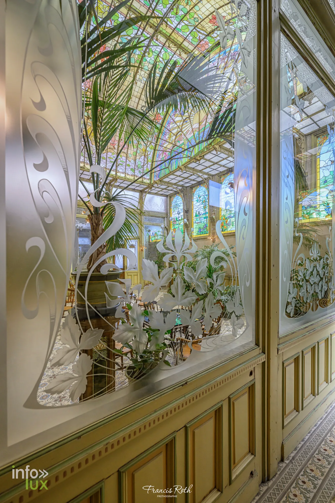 Détail d'un panneau de verre à décor floral — Malines et le Jardin d'hiver des Ursulines, en Belgique
