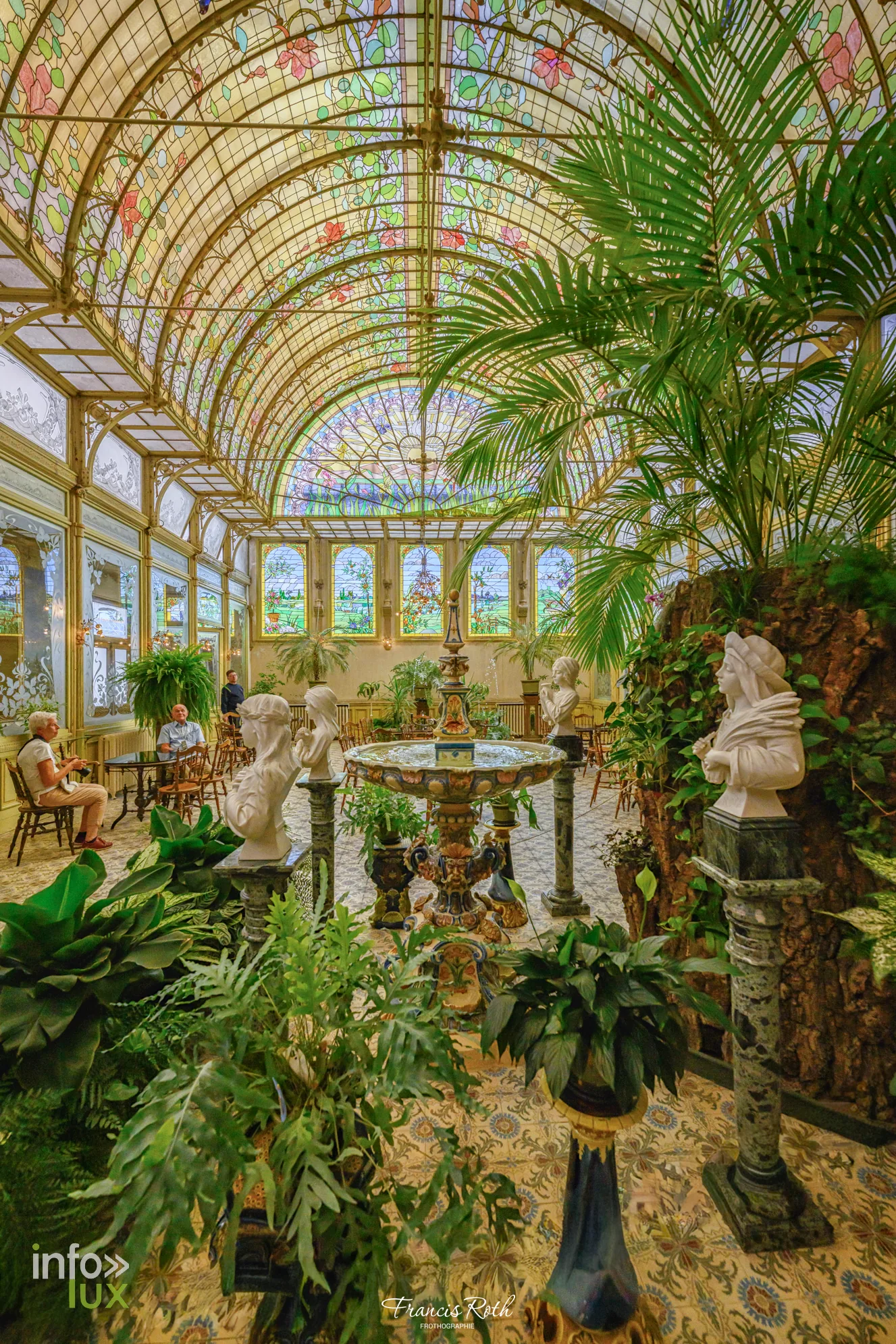 Fontaine et végétation sous la coupole — Malines et le Jardin d'hiver des Ursulines, en Belgique