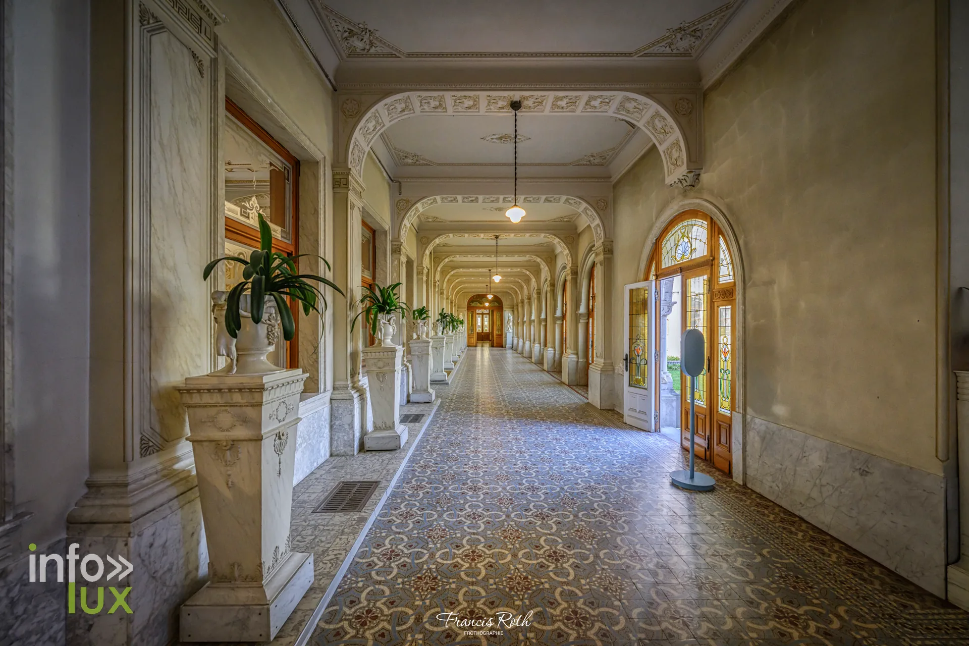 Un couloir à colonnes de l'institut — Malines et le Jardin d'hiver des Ursulines, en Belgique