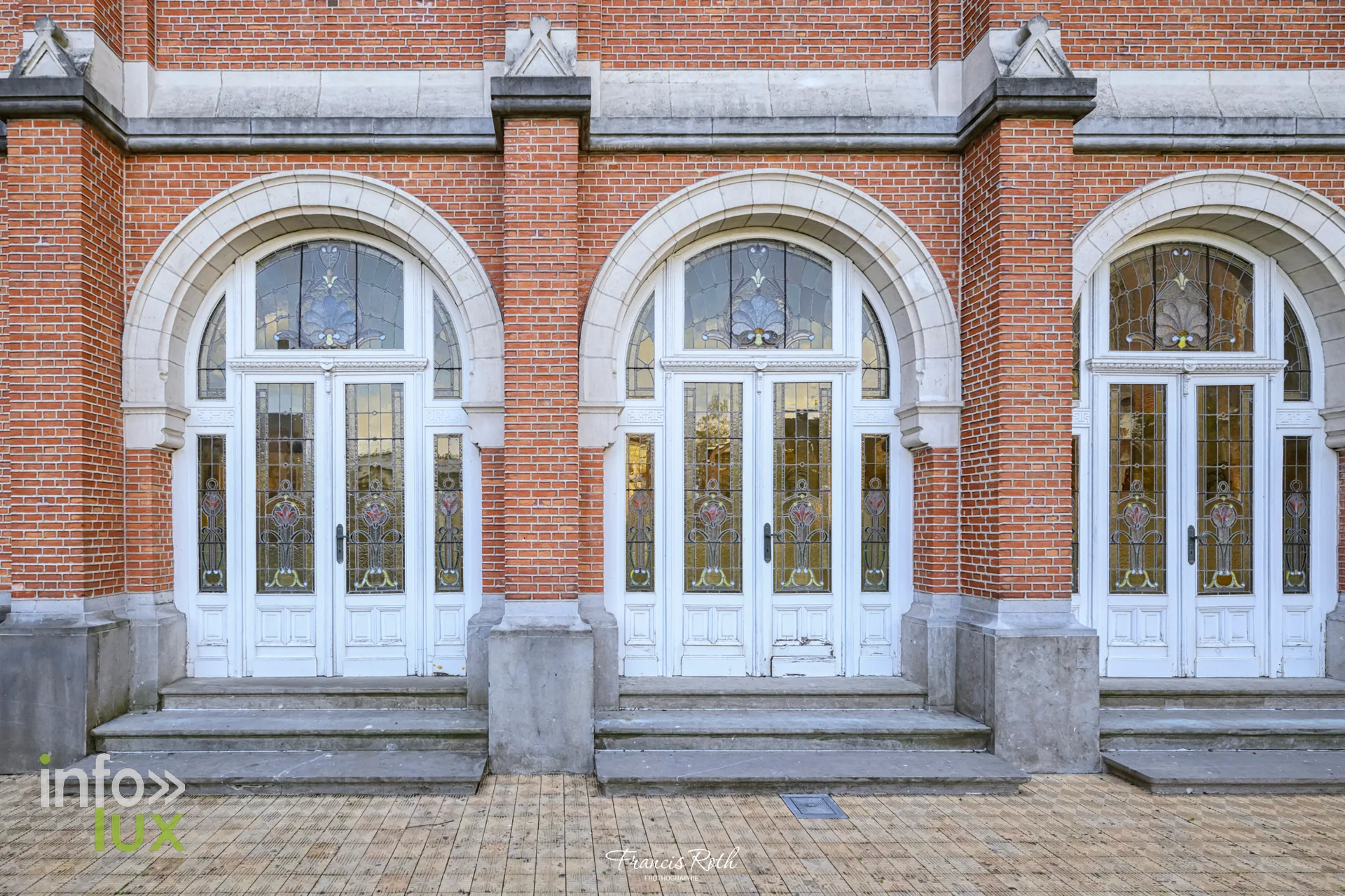 Les baies de la façade en briques (34)