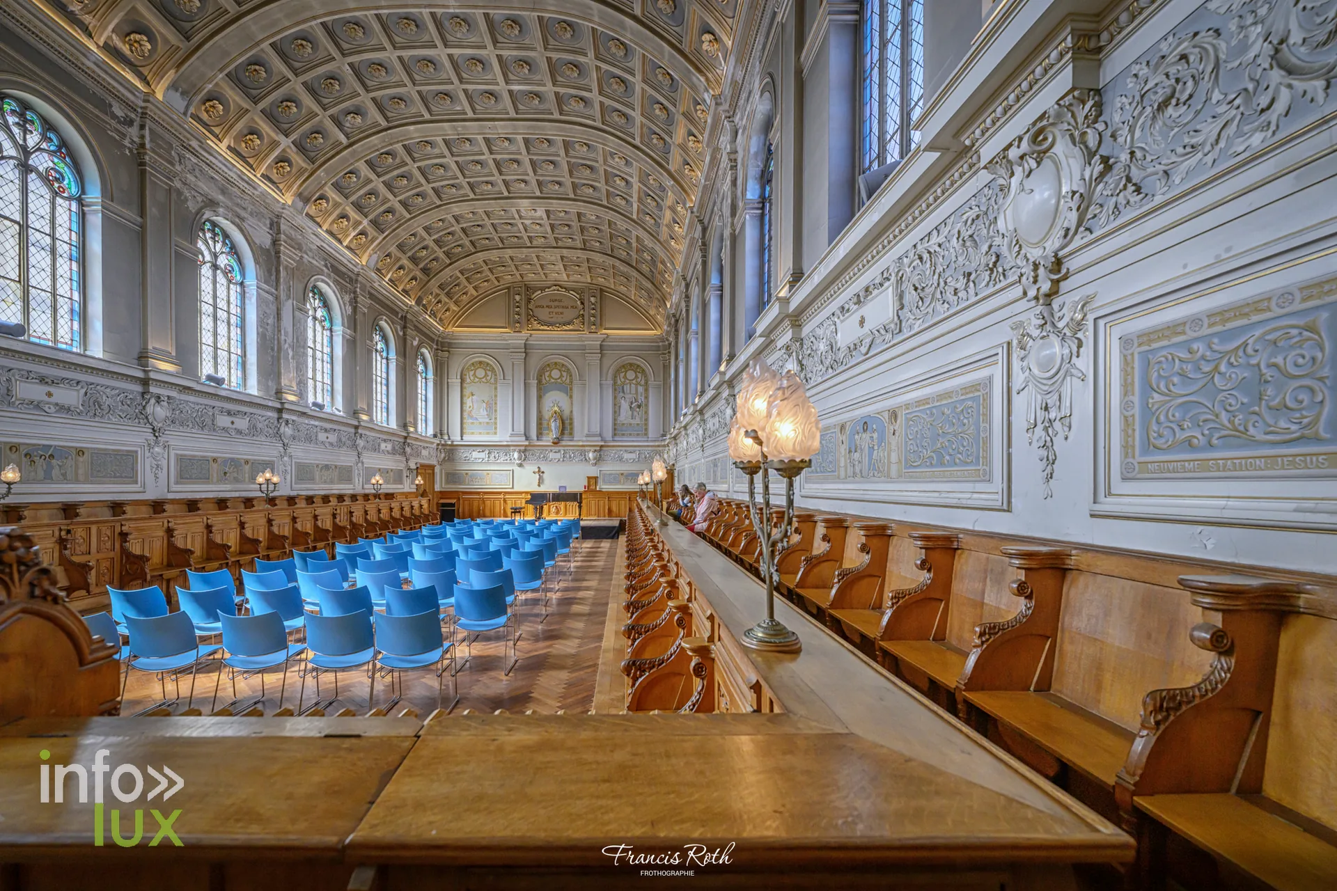 La grande salle des fêtes de l'institut — Malines et le Jardin d'hiver des Ursulines, en Belgique