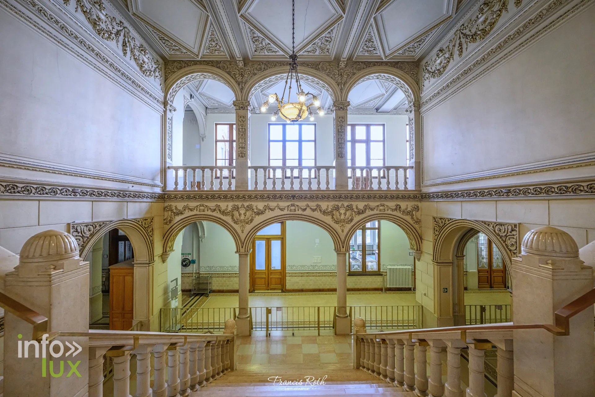 L'escalier d'honneur — Malines et le Jardin d'hiver des Ursulines, en Belgique