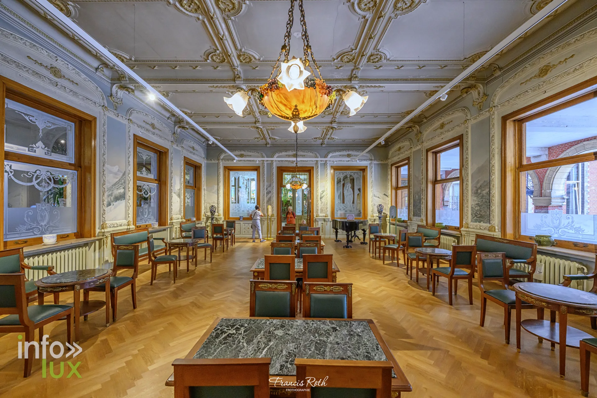 Une salle d'étude aux boiseries d'origine (41)