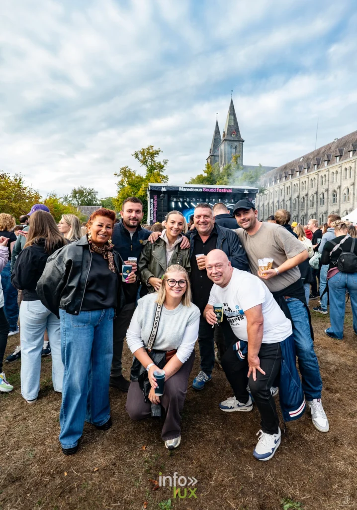 Un groupe de festivaliers pose devant la scène du Maredsous Sound Festival